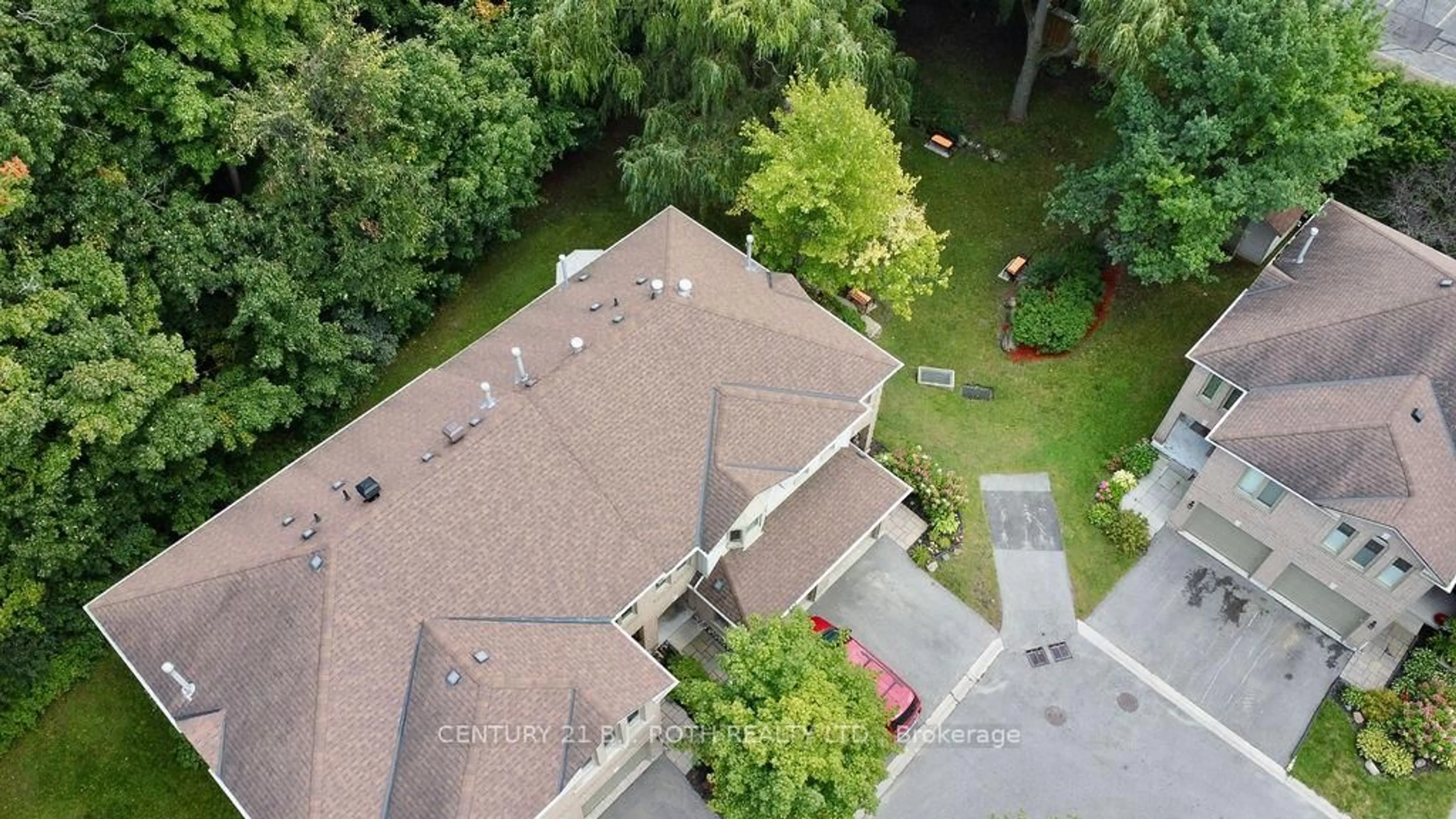 A pic from outside/outdoor area/front of a property/back of a property/a pic from drone, unknown for 492 Laclie St #10, Orillia Ontario L3V 7V2