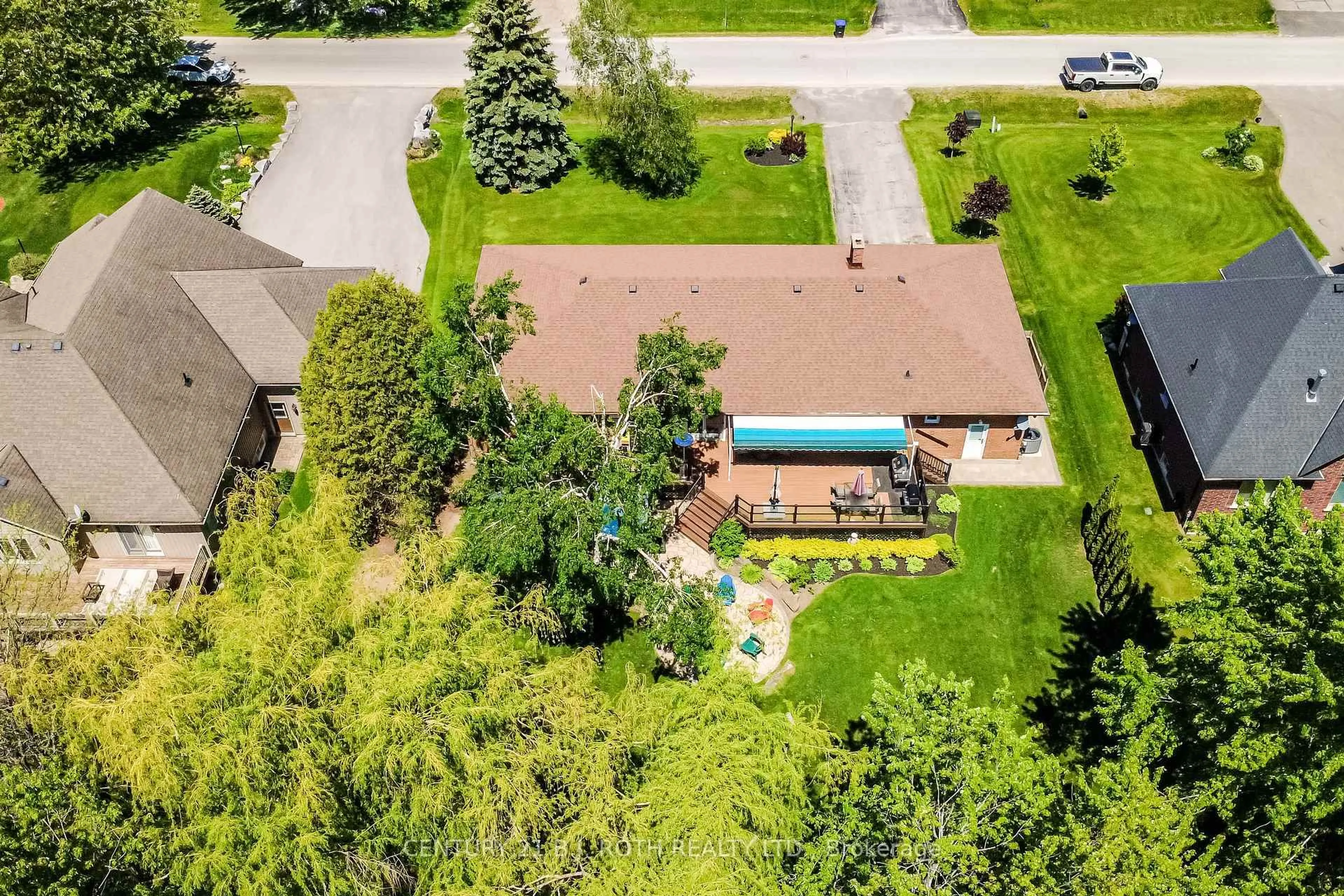 A pic from outside/outdoor area/front of a property/back of a property/a pic from drone, unknown for 183 Bayshore Dr, Ramara Ontario L0K 1B0
