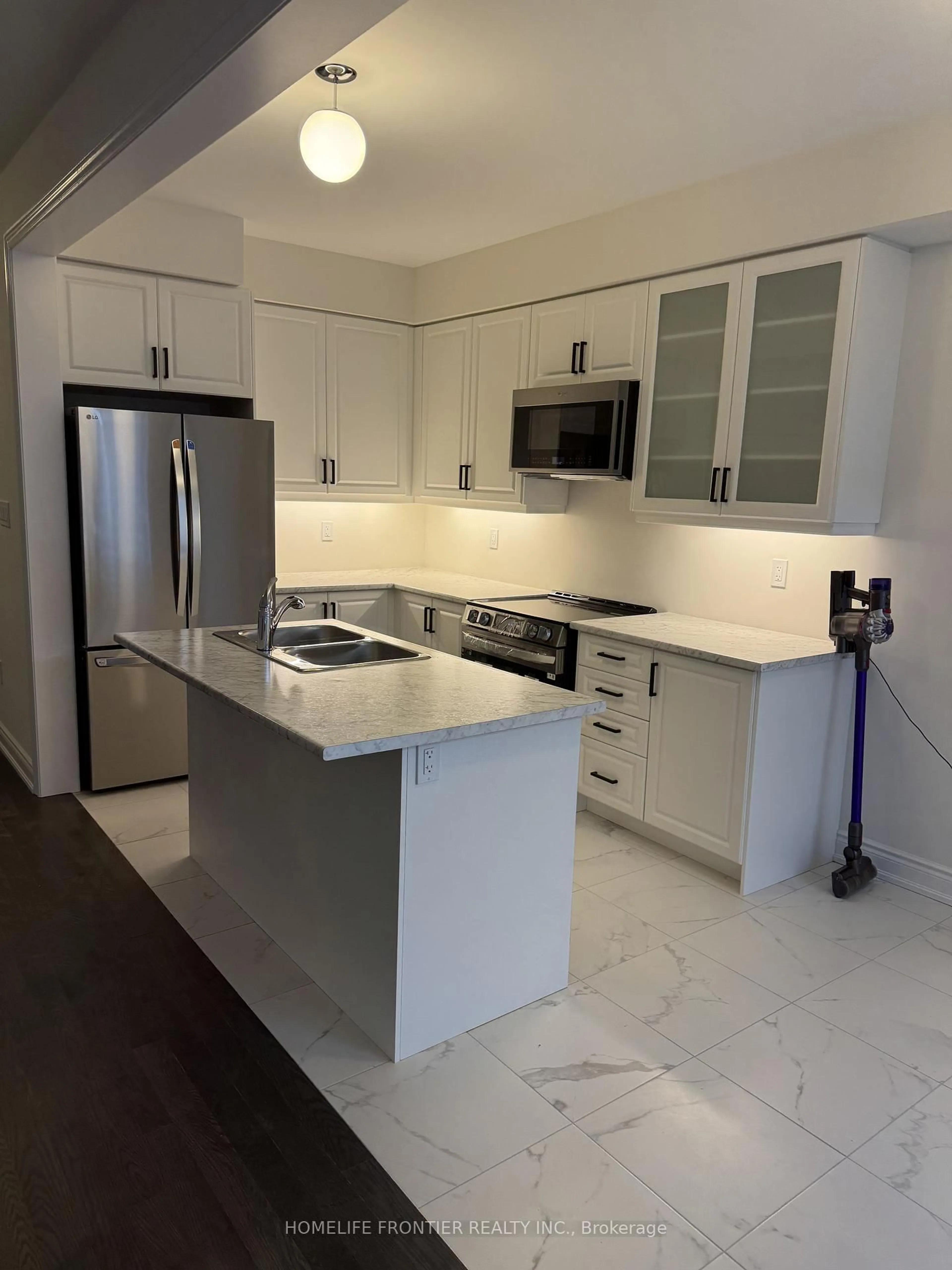 Open concept kitchen, ceramic/tile floor for 10 Durham Ave, Barrie Ontario L9S 2Z8