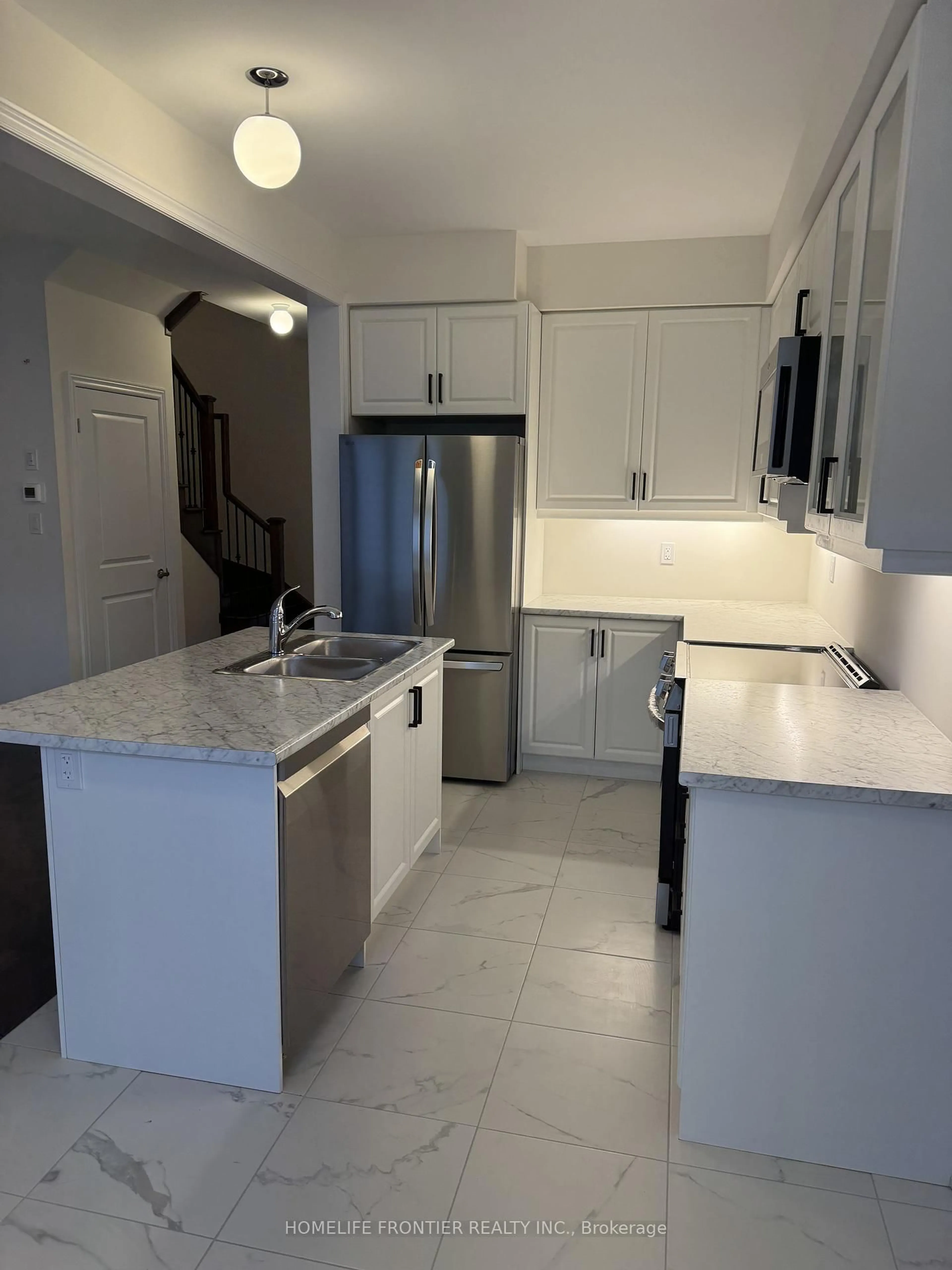 Open concept kitchen, ceramic/tile floor for 10 Durham Ave, Barrie Ontario L9S 2Z8