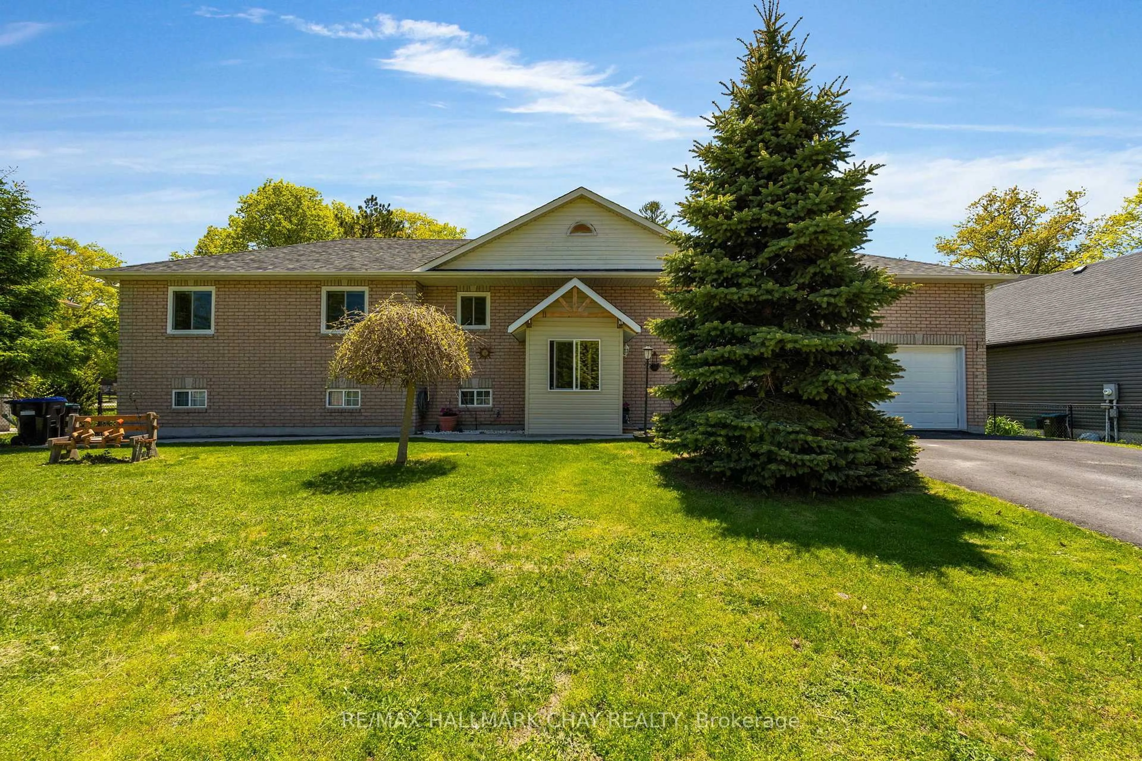 A pic from outside/outdoor area/front of a property/back of a property/a pic from drone, street for 29 Foliage Dr, Tiny Ontario L0L 1P1