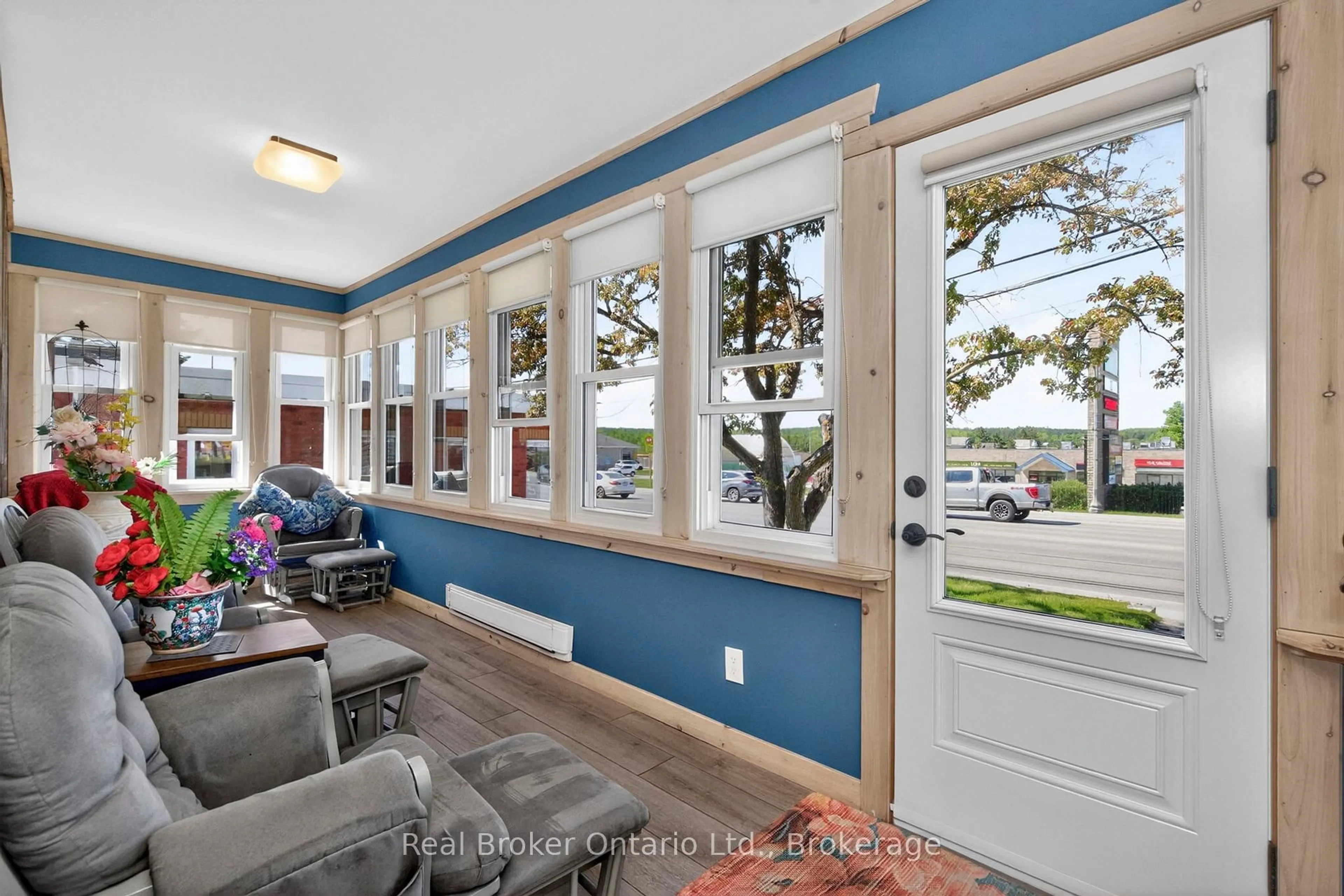 Indoor entryway for 151 Main St, Penetanguishene Ontario L9M 1L7