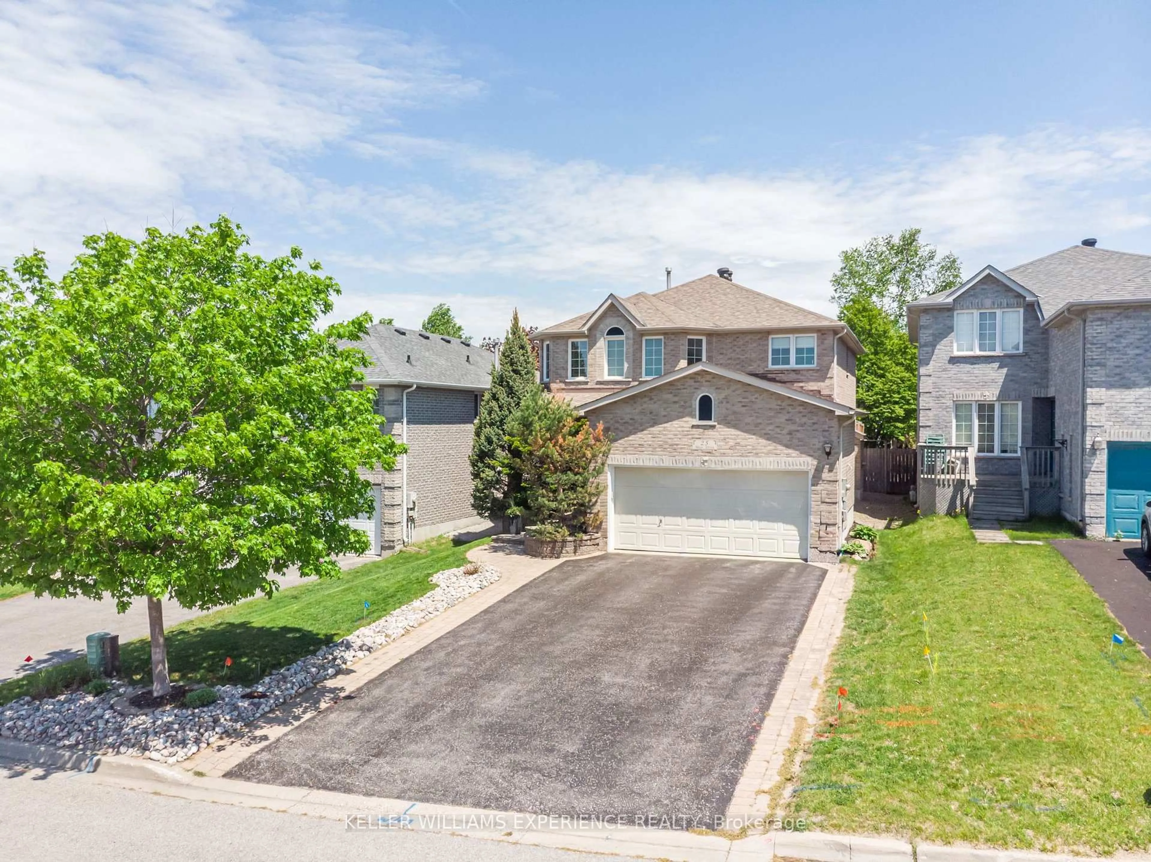 A pic from outside/outdoor area/front of a property/back of a property/a pic from drone, street for 25 Muir Dr, Barrie Ontario L4N 0J1
