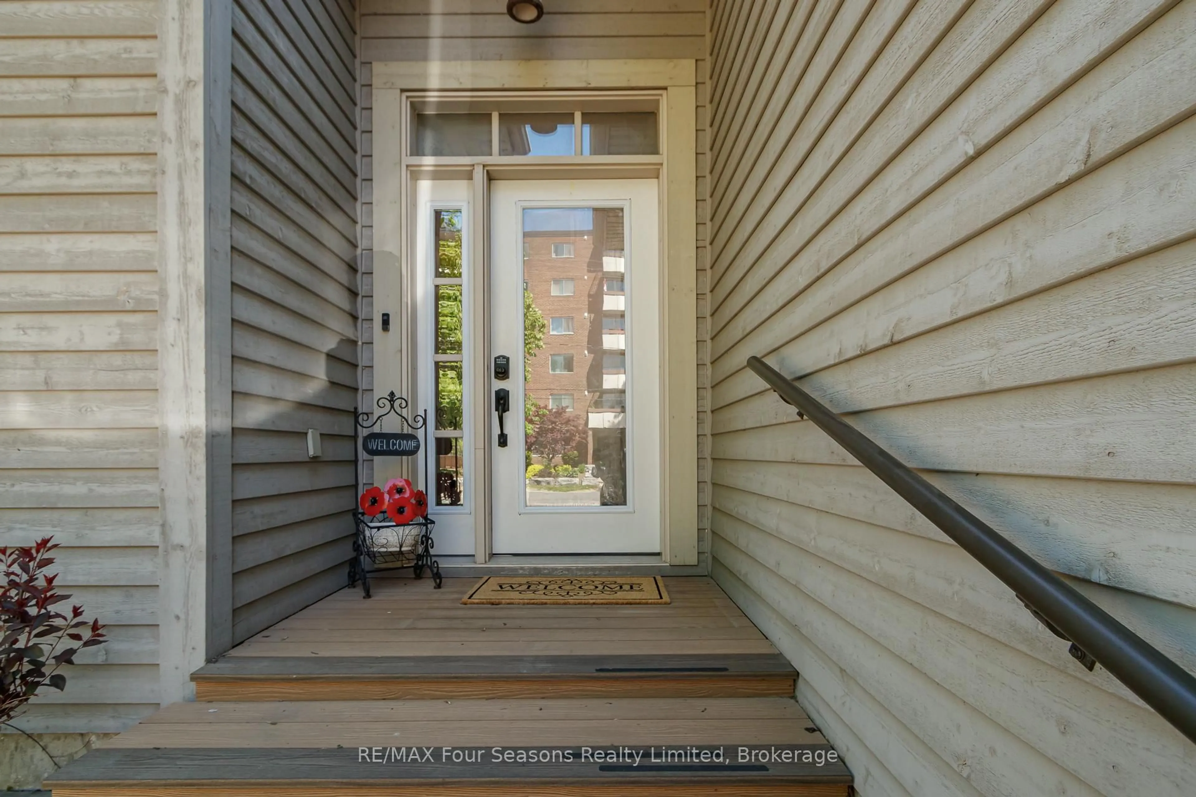 Indoor entryway for 121 Elm St, Collingwood Ontario L9Y 3J3