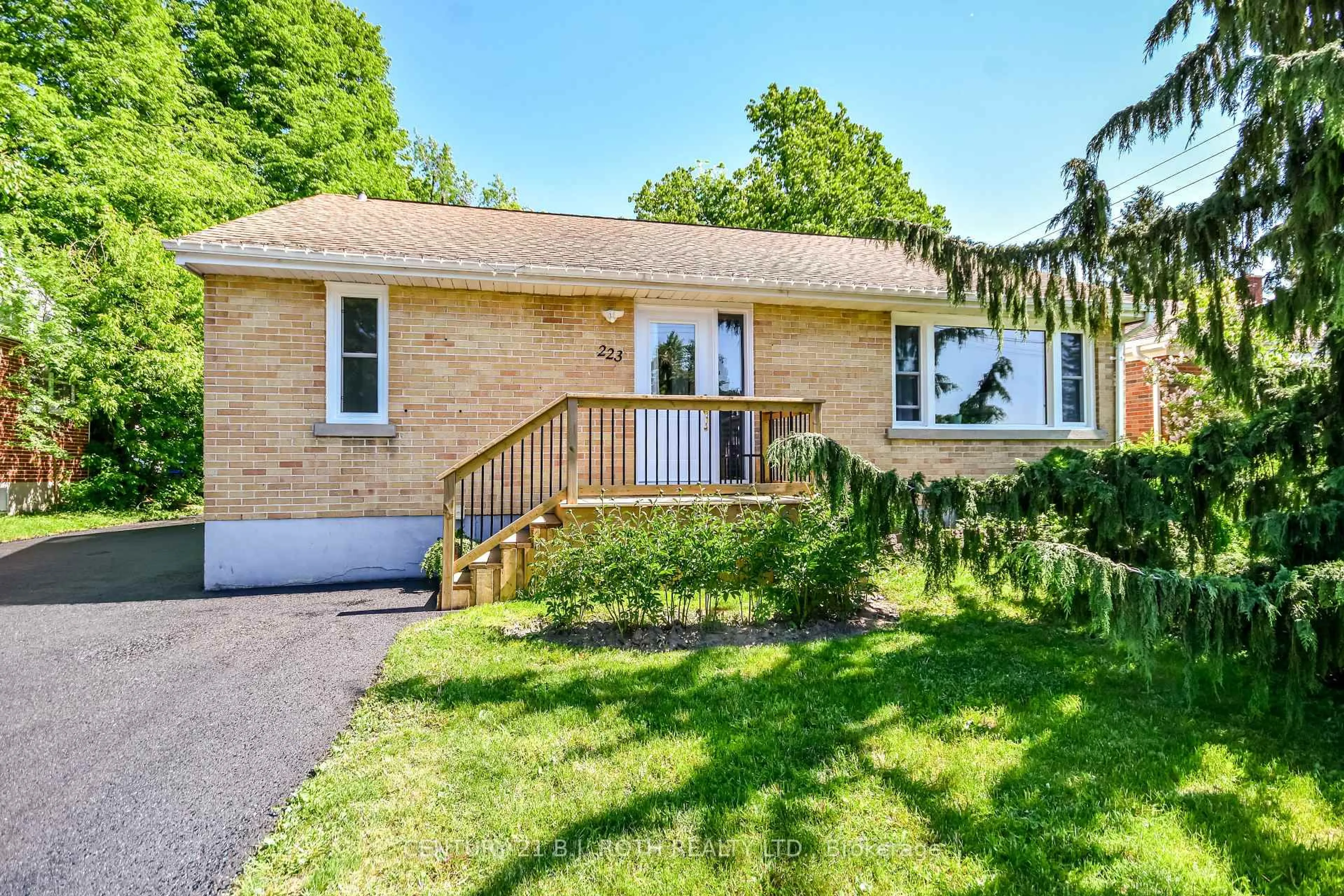 Home with brick exterior material, street for 223 Wellington St, Barrie Ontario L4M 2C9