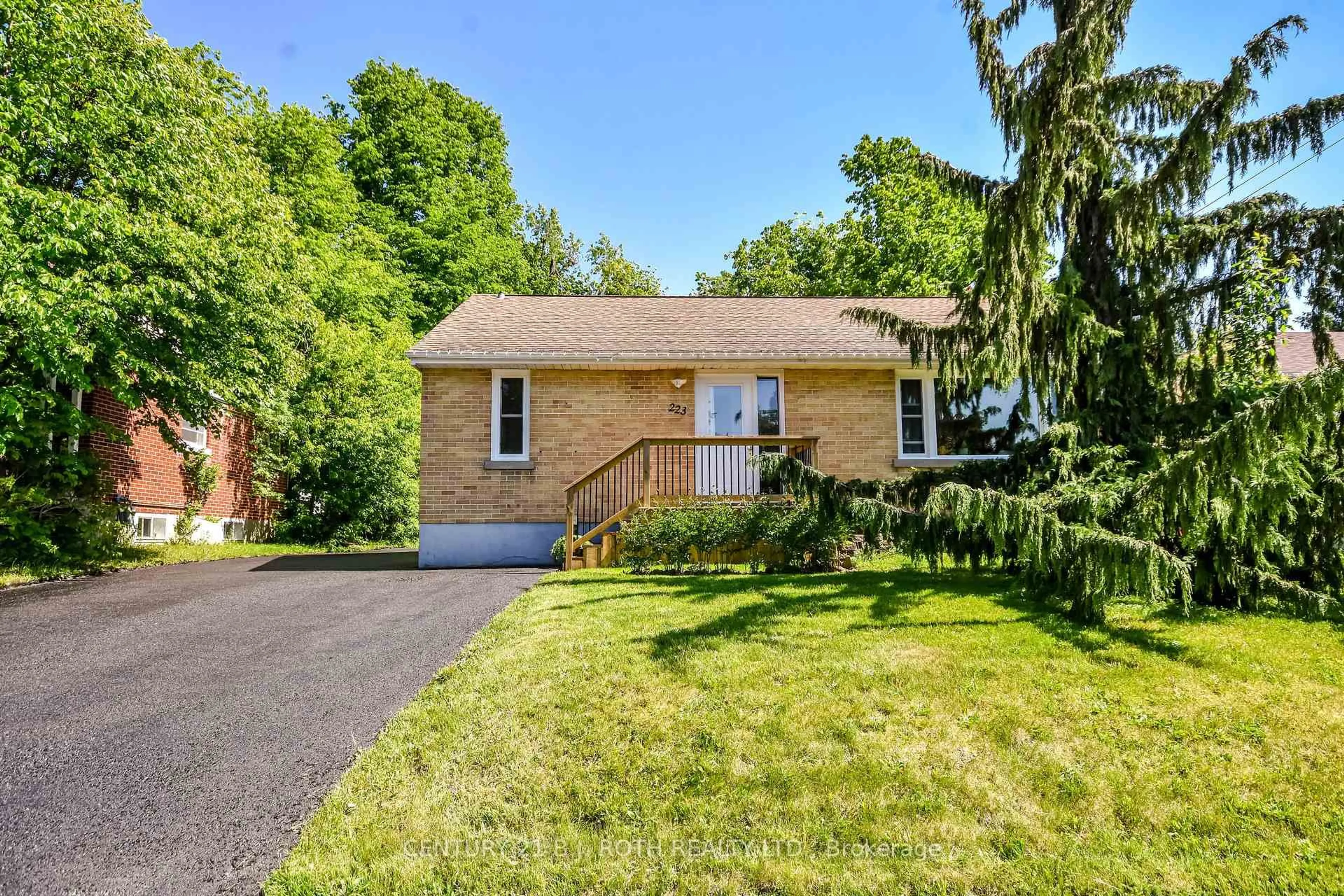 Home with brick exterior material, street for 223 Wellington St, Barrie Ontario L4M 2C9
