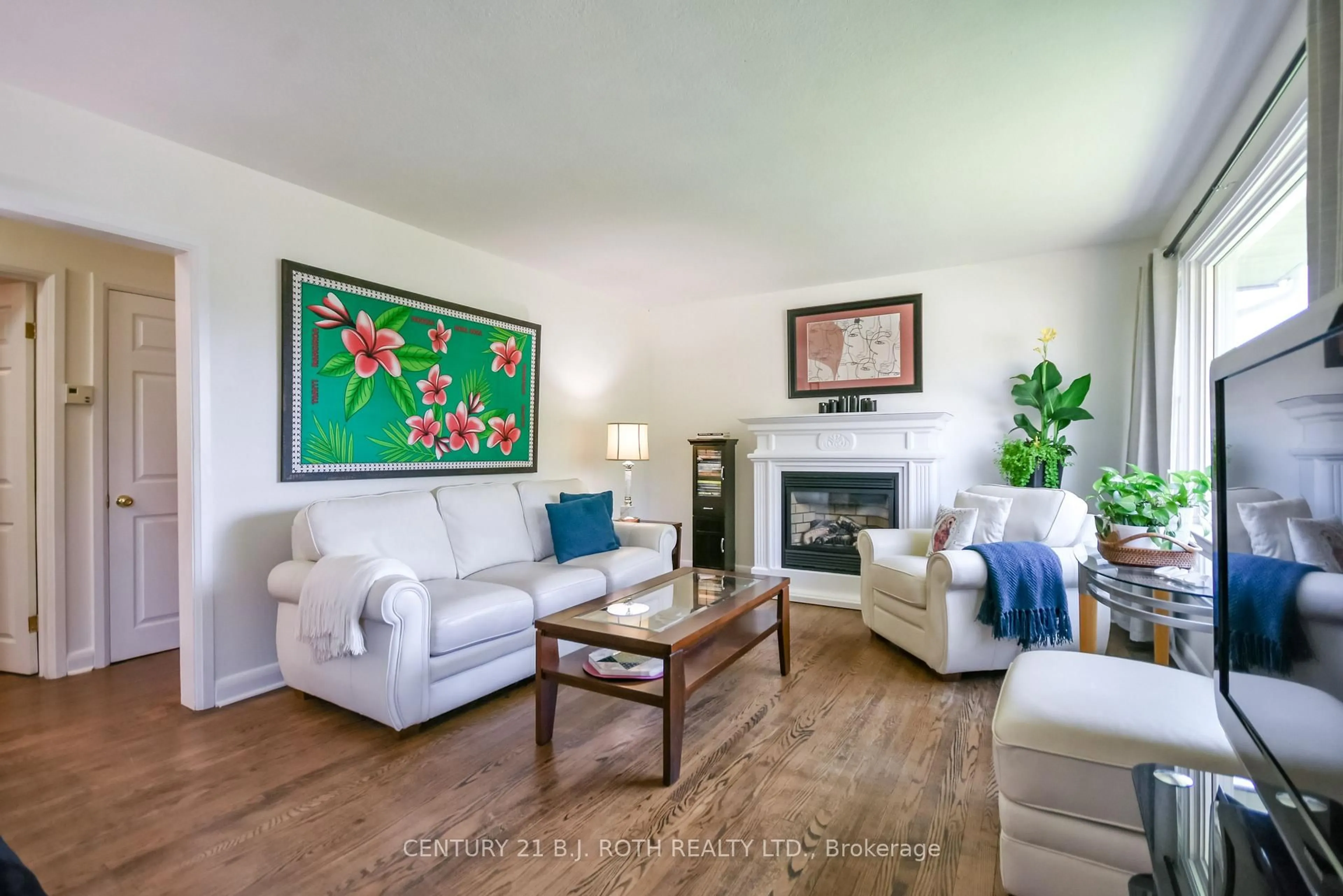 Living room with furniture, unknown for 223 Wellington St, Barrie Ontario L4M 2C9