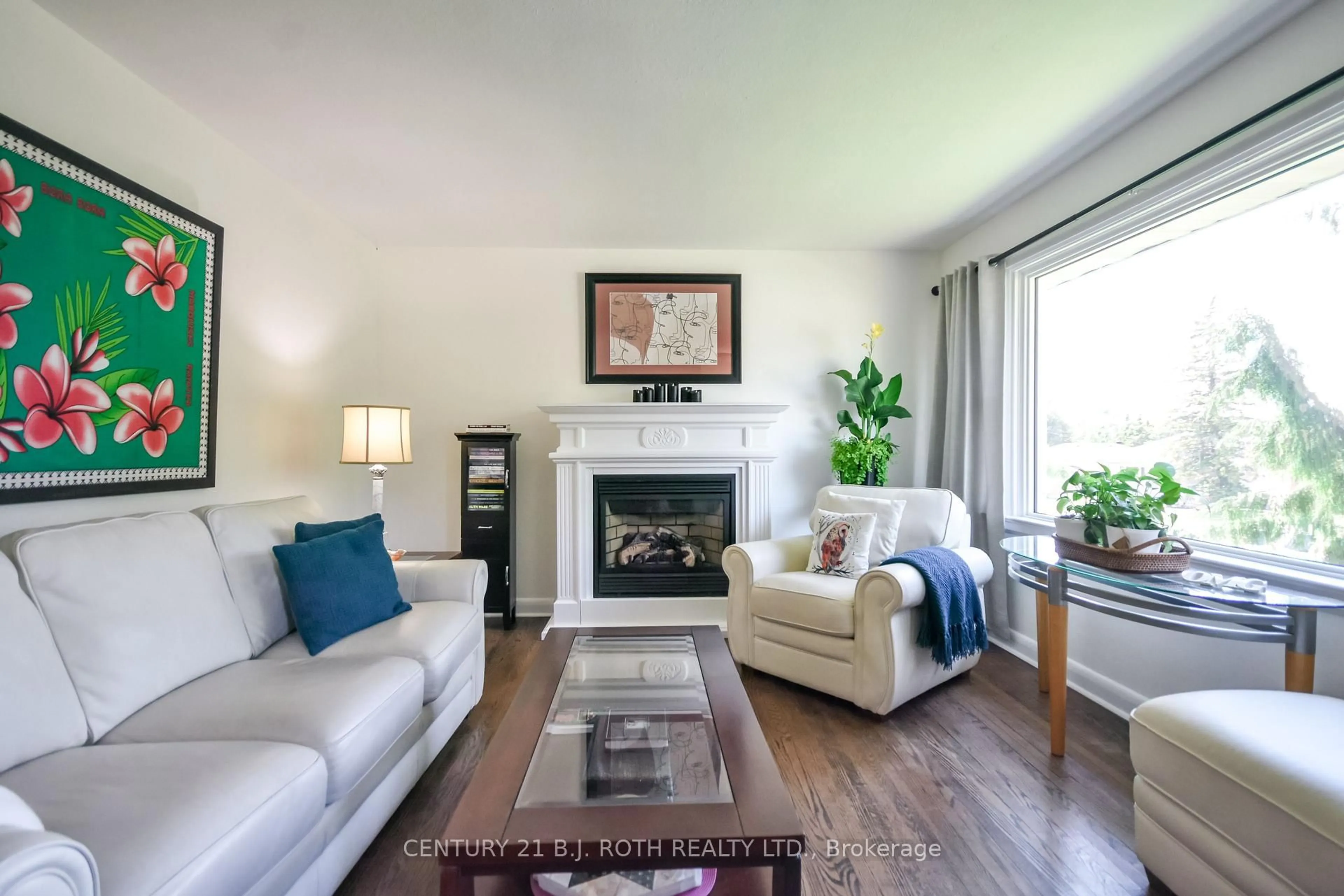 Living room with furniture, unknown for 223 Wellington St, Barrie Ontario L4M 2C9