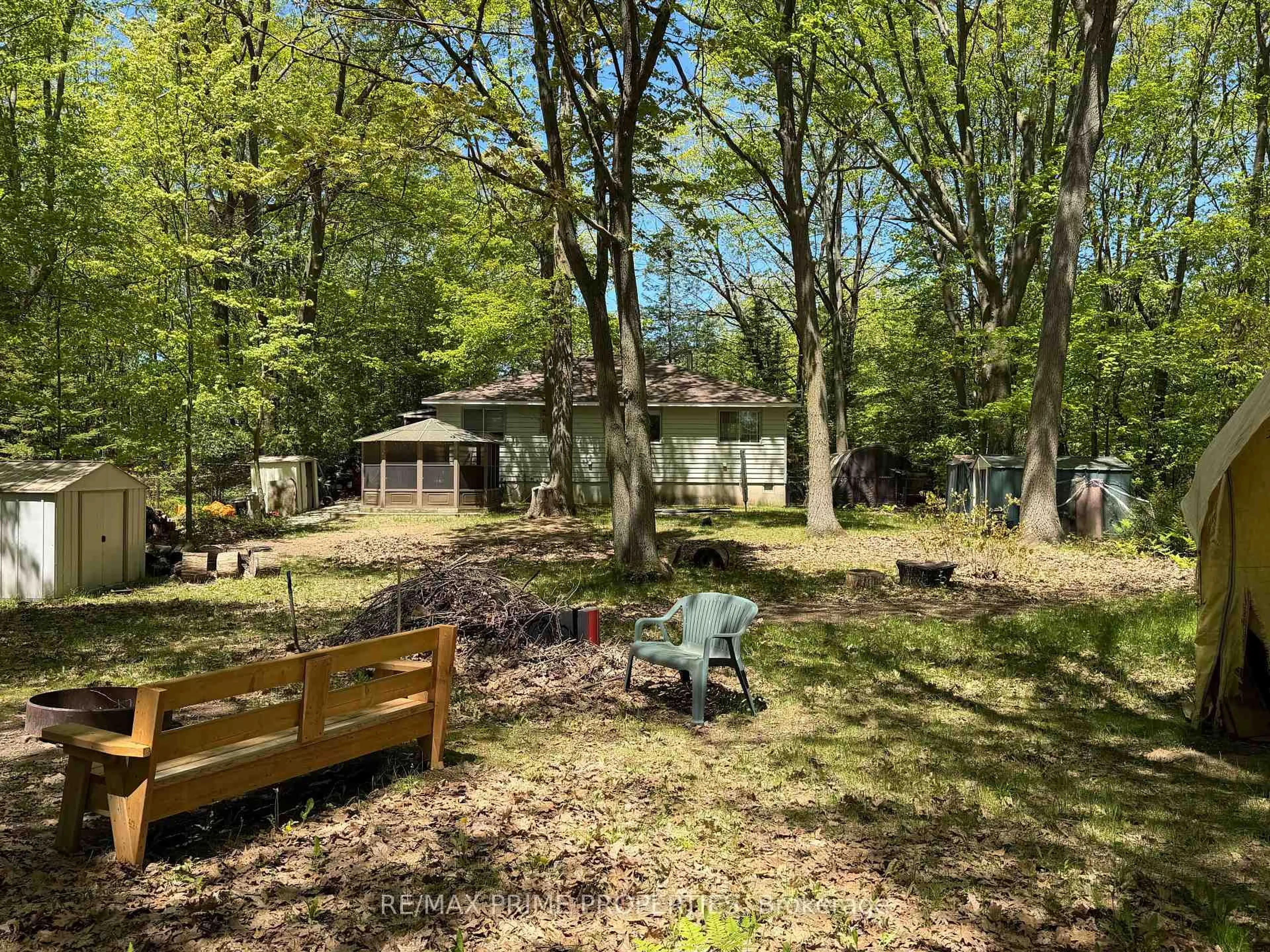 A pic from outside/outdoor area/front of a property/back of a property/a pic from drone, forest/trees view for 187 Frederick Dr, Wasaga Beach Ontario L9Z 1P1