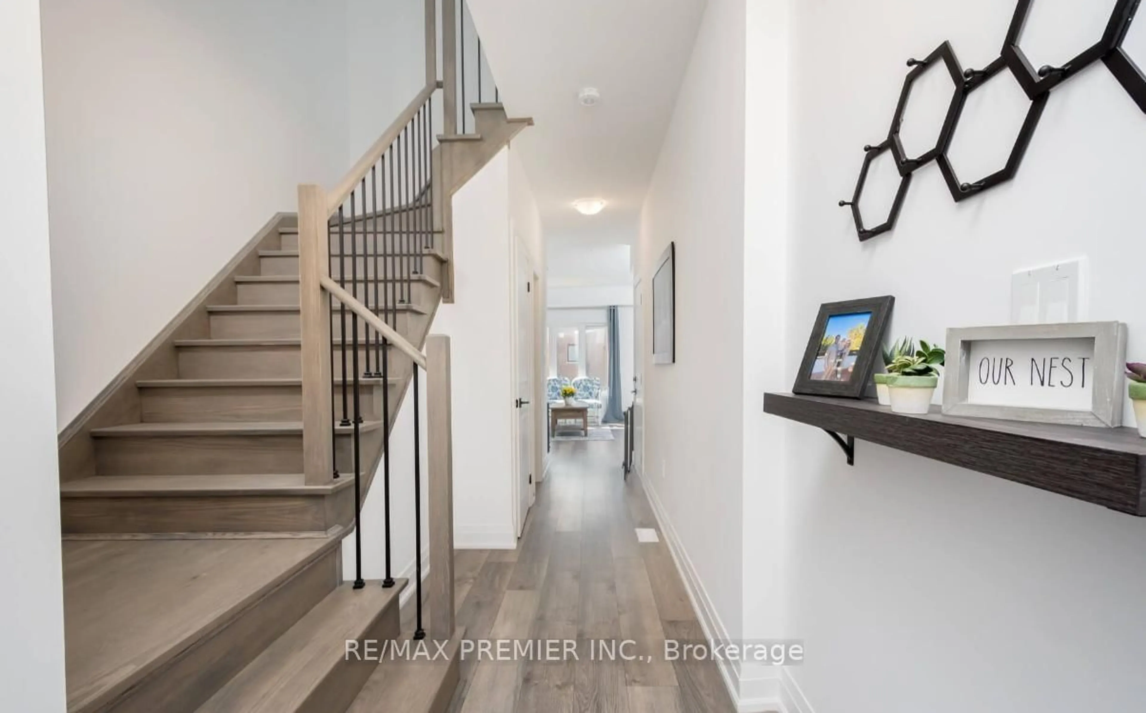 Indoor entryway for 15 Haven Lane, Barrie Ontario L4N 6A3