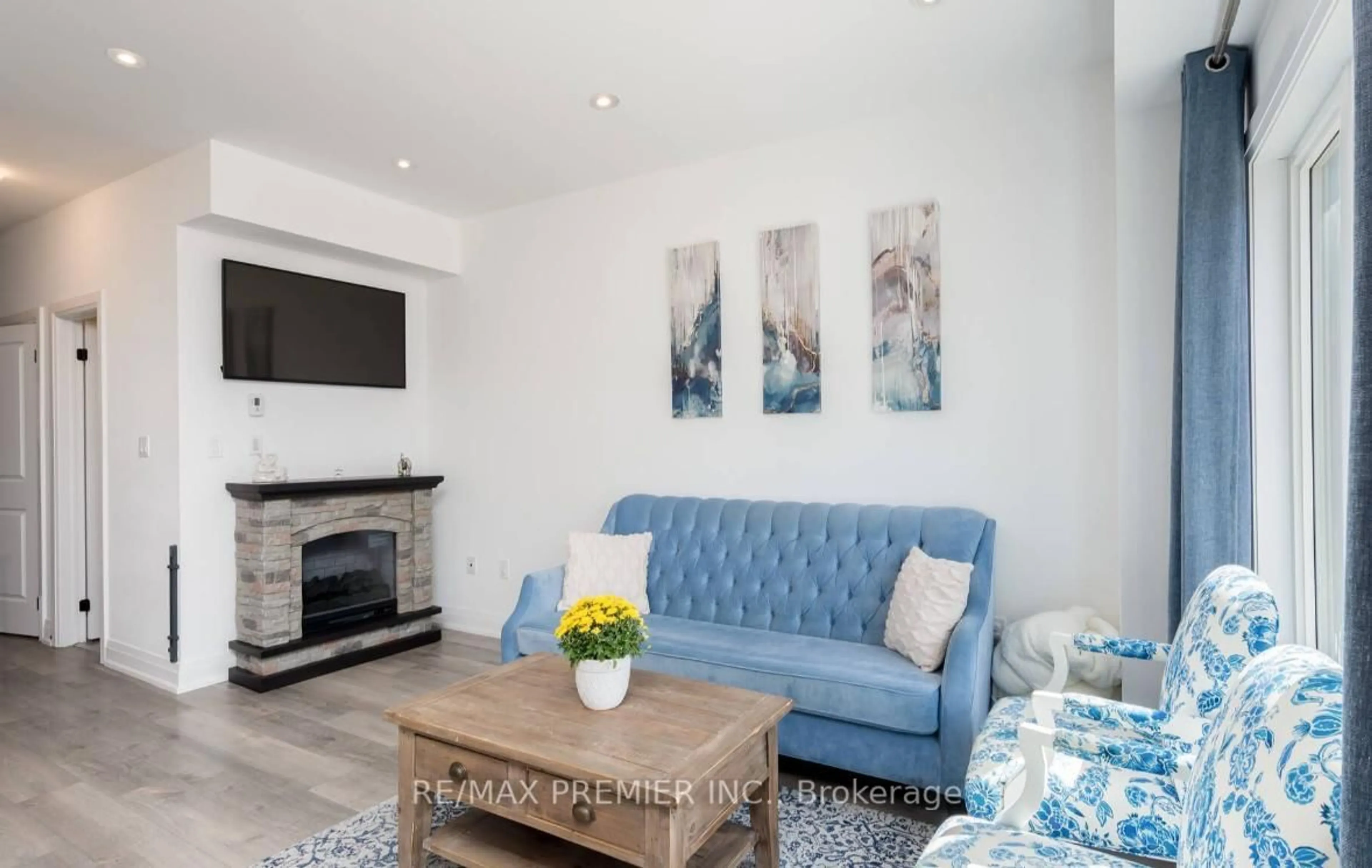 Living room with furniture, unknown for 15 Haven Lane, Barrie Ontario L4N 6A3