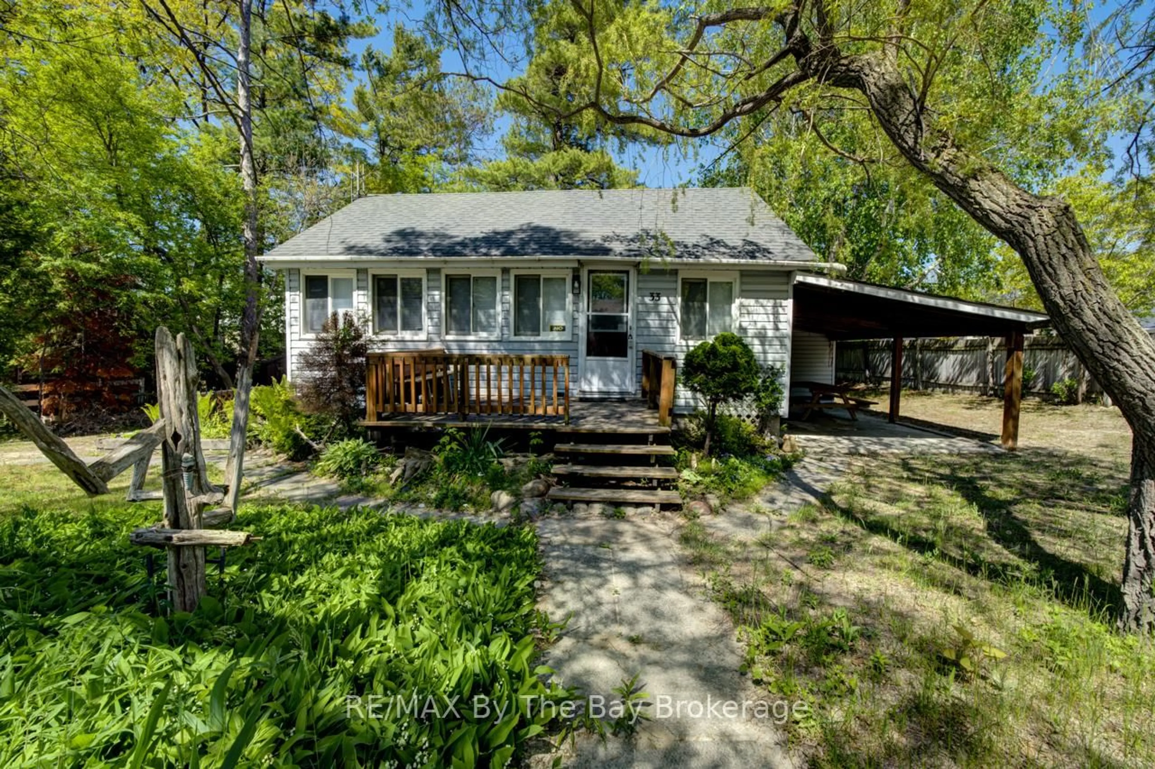 A pic from outside/outdoor area/front of a property/back of a property/a pic from drone, street for 33 17th St, Wasaga Beach Ontario L9Z 2J1