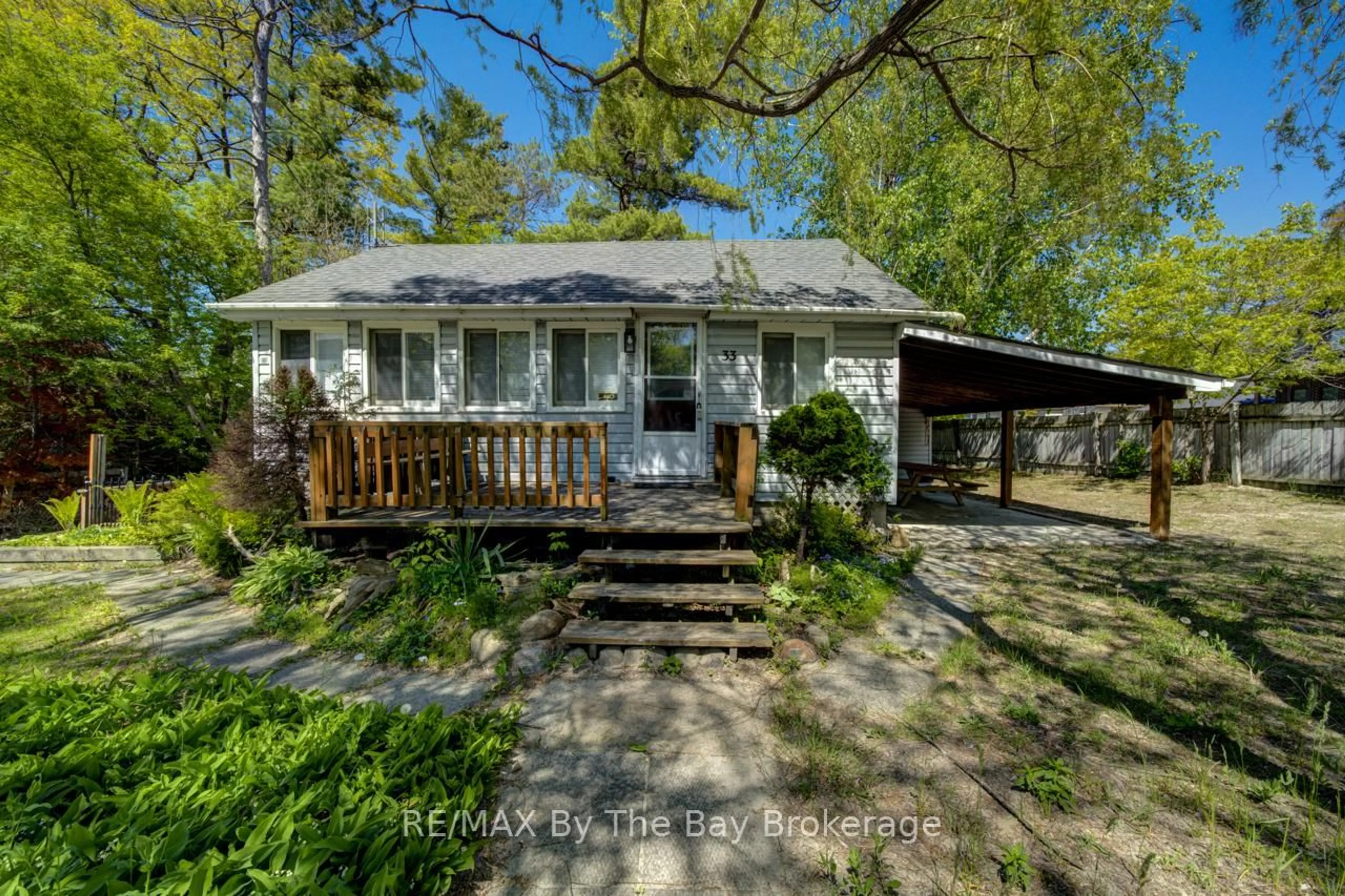 A pic from outside/outdoor area/front of a property/back of a property/a pic from drone, unknown for 33 17th St, Wasaga Beach Ontario L9Z 2J1