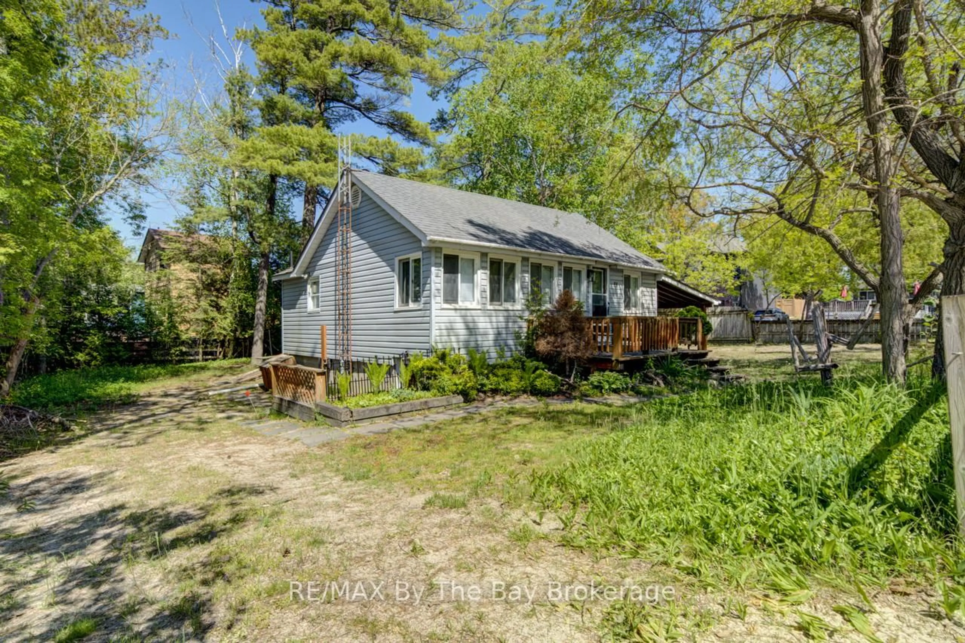 A pic from outside/outdoor area/front of a property/back of a property/a pic from drone, street for 33 17th St, Wasaga Beach Ontario L9Z 2J1