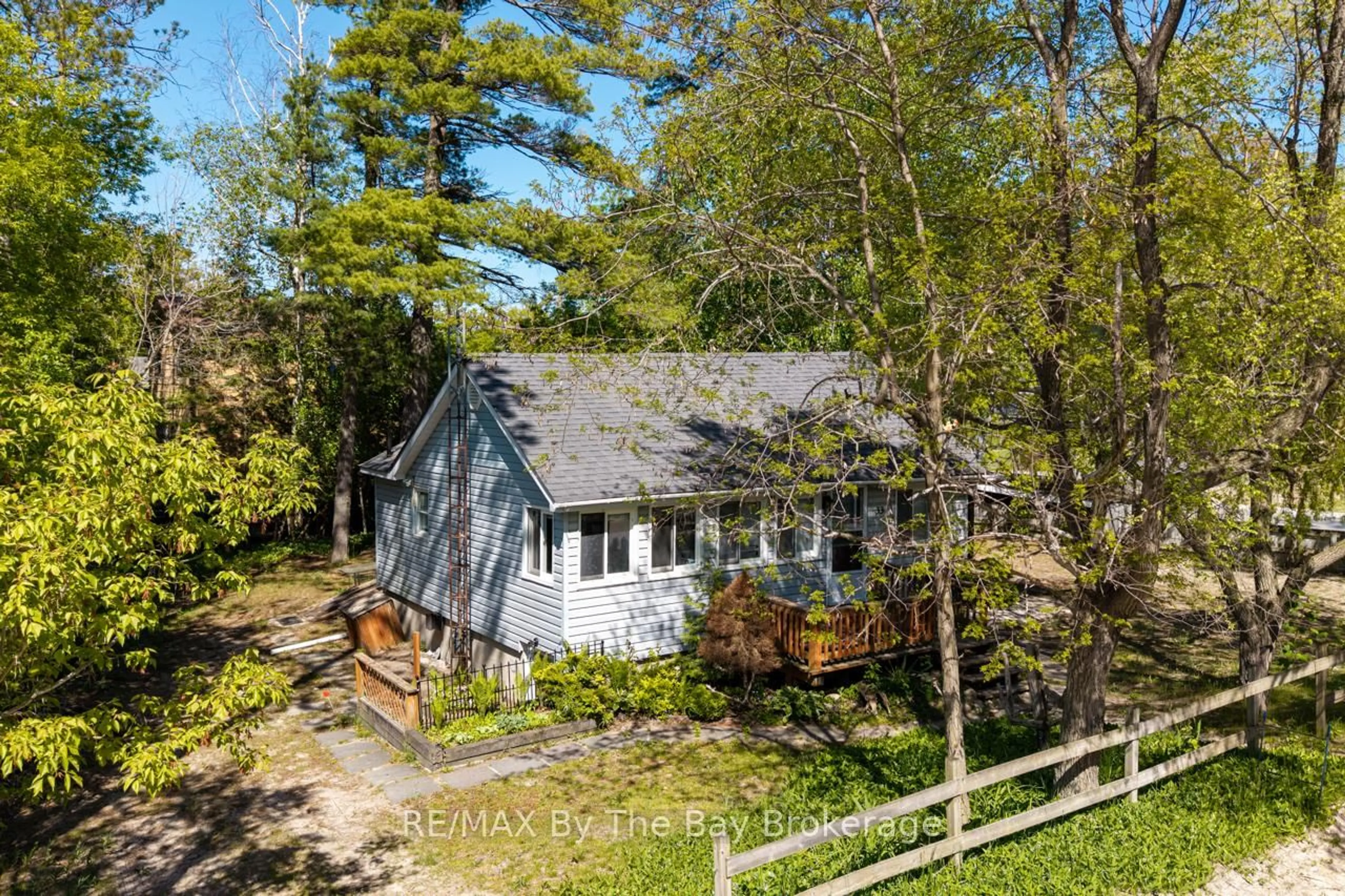A pic from outside/outdoor area/front of a property/back of a property/a pic from drone, unknown for 33 17th St, Wasaga Beach Ontario L9Z 2J1