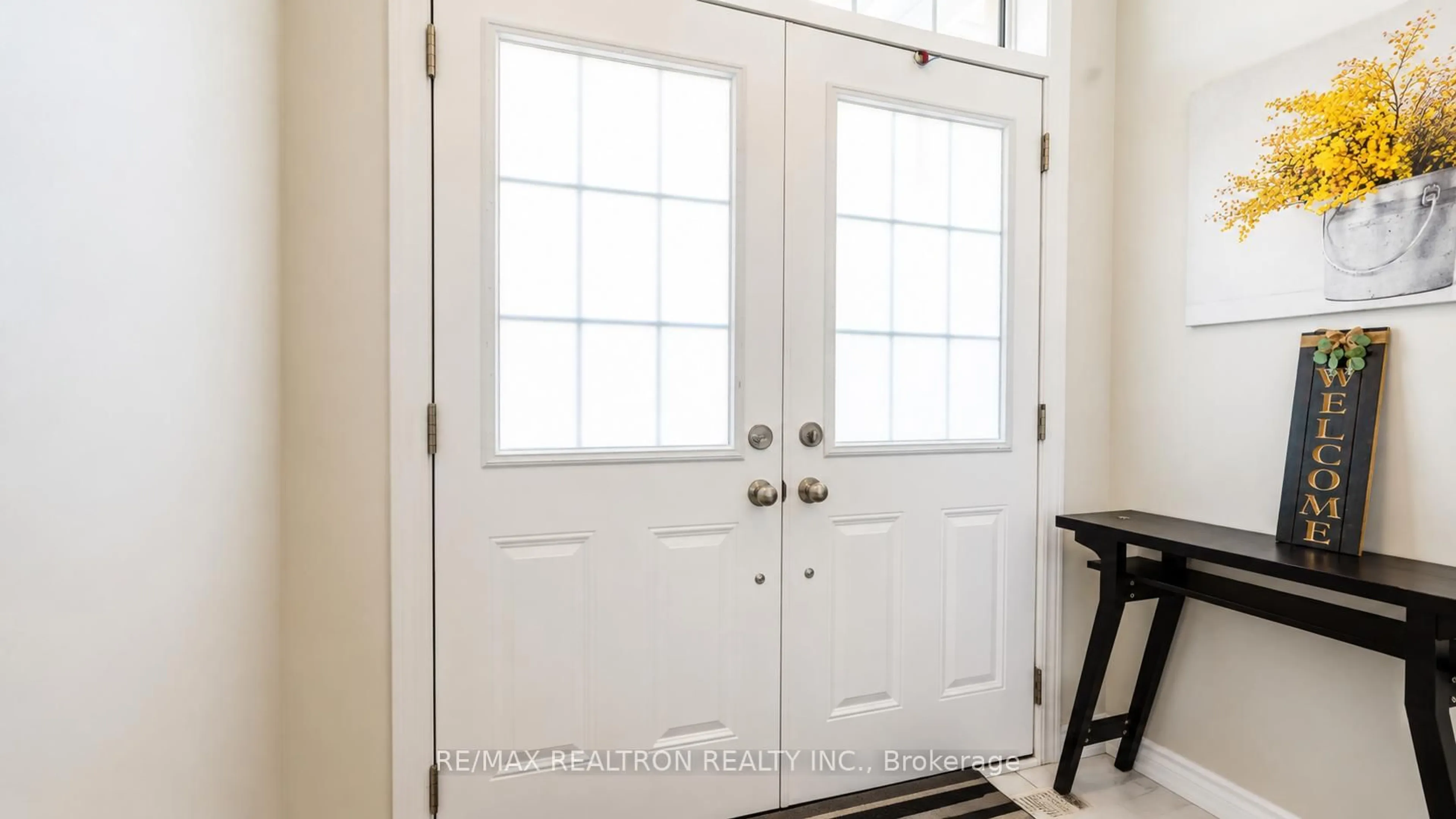 Indoor entryway for 21 Prudhoe Terr, Barrie Ontario L9S 2Z8