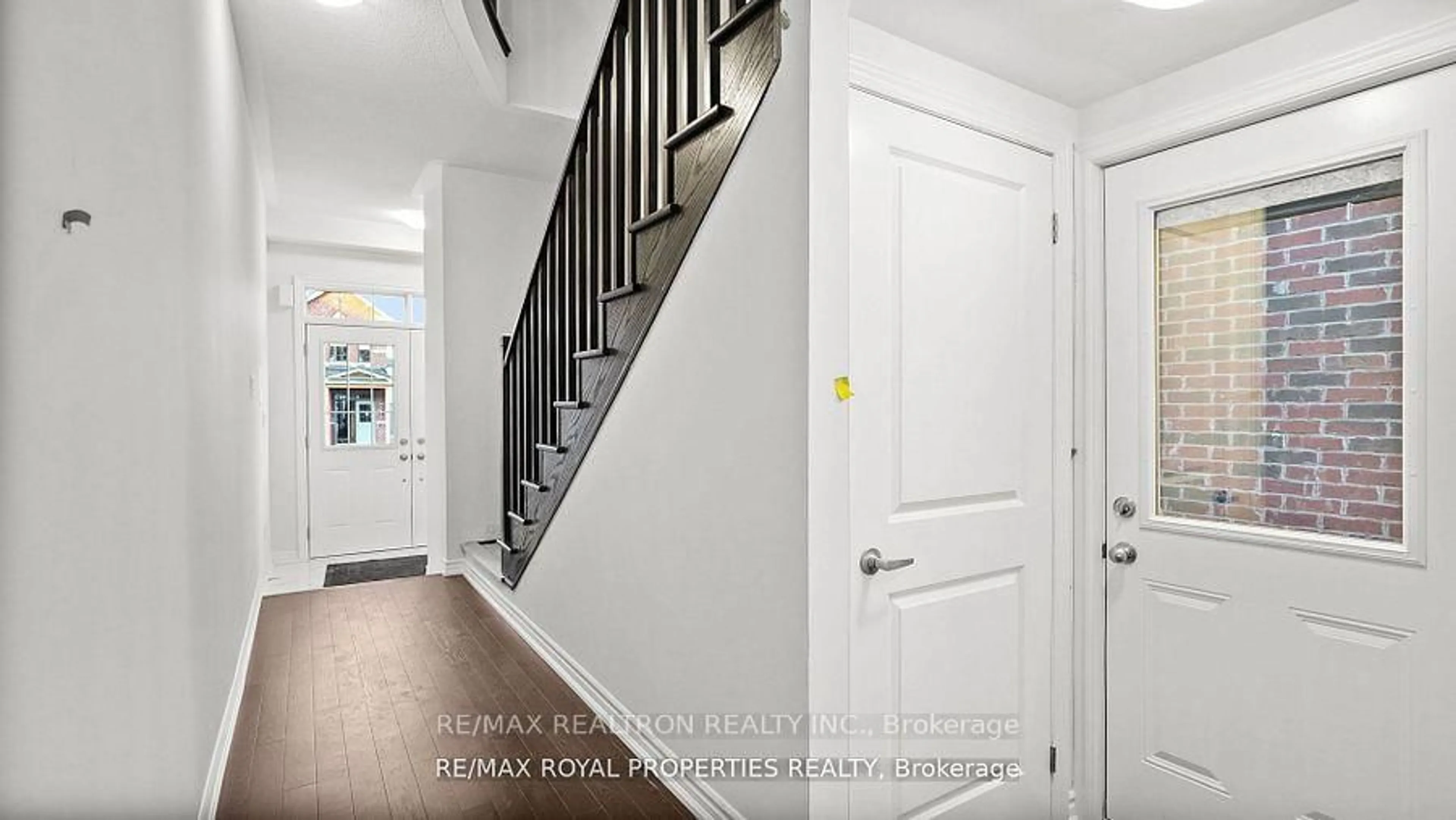 Indoor entryway for 21 Prudhoe Terr, Barrie Ontario L9S 2Z8
