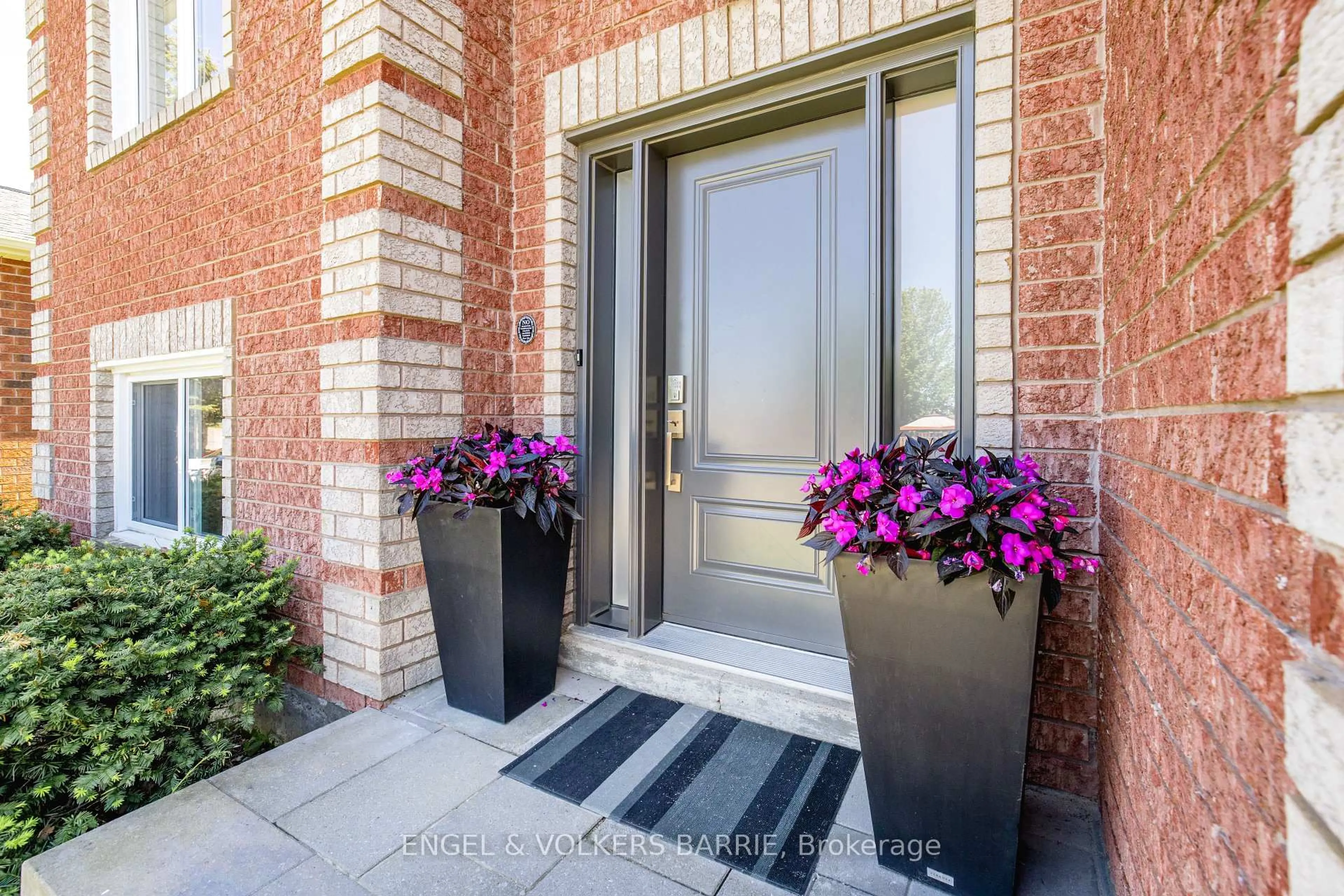 Indoor entryway for 560 Leacock Dr, Barrie Ontario L4N 7B1