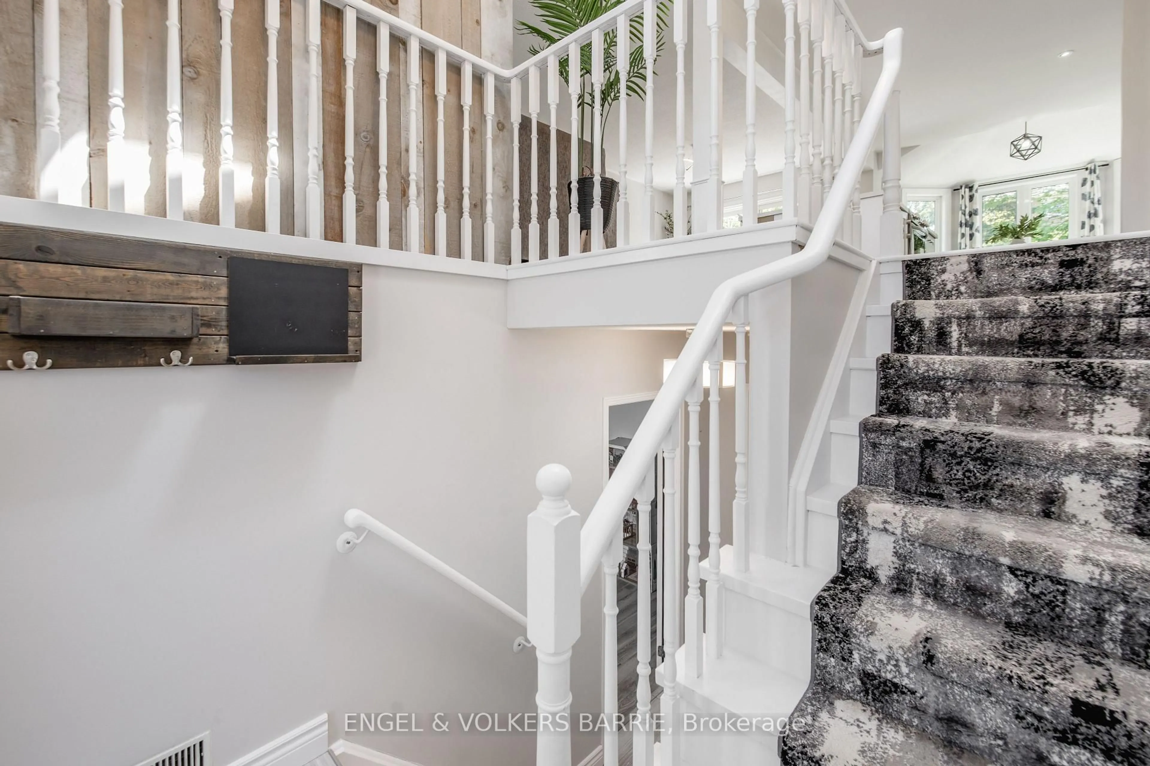 Stairs for 560 Leacock Dr, Barrie Ontario L4N 7B1