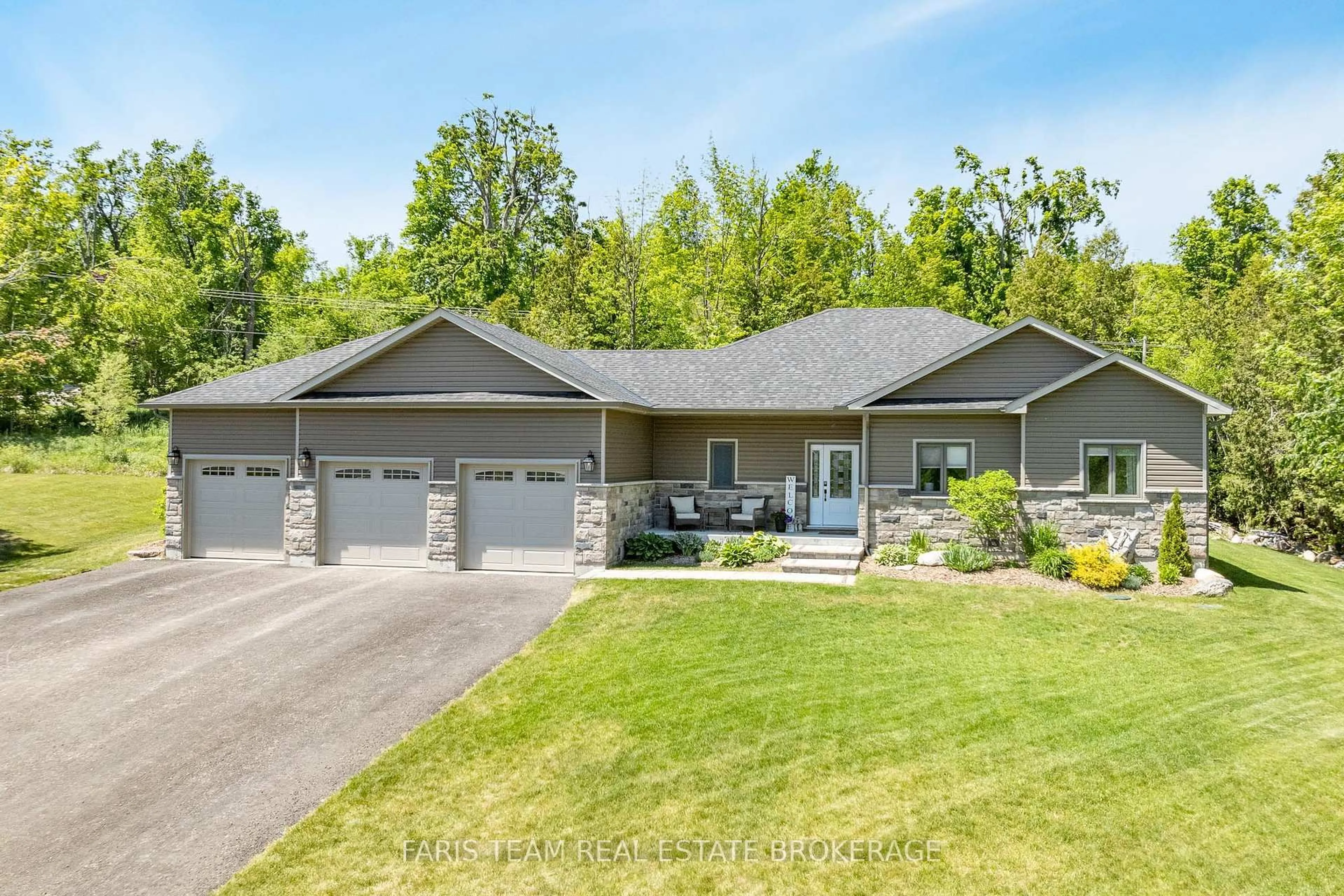 Home with vinyl exterior material, unknown for 44 Bachly Ave, Oro-Medonte Ontario L0K 1N0