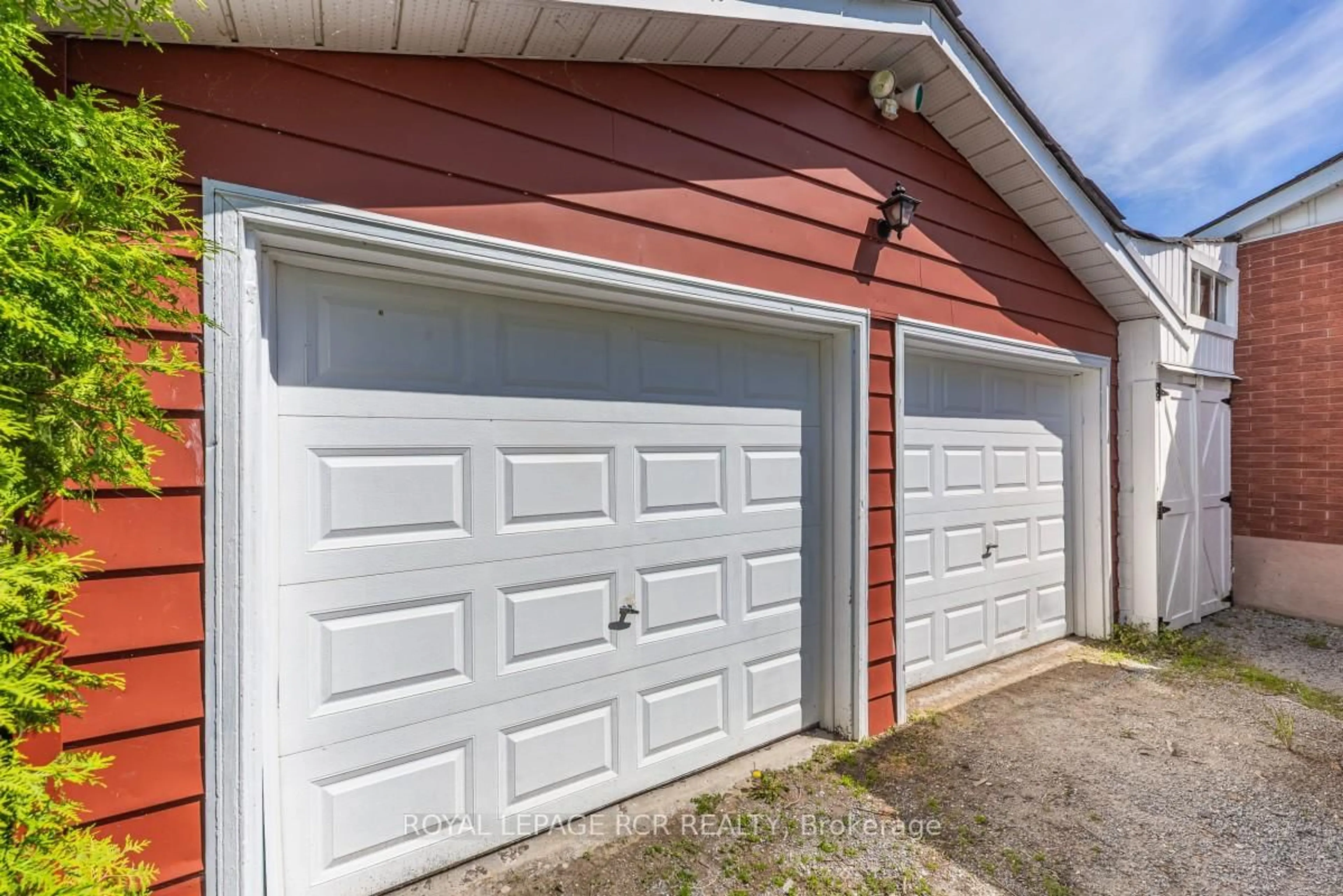 Indoor garage for 2872 Sunset Dr, Ramara Ontario L0K 1B0