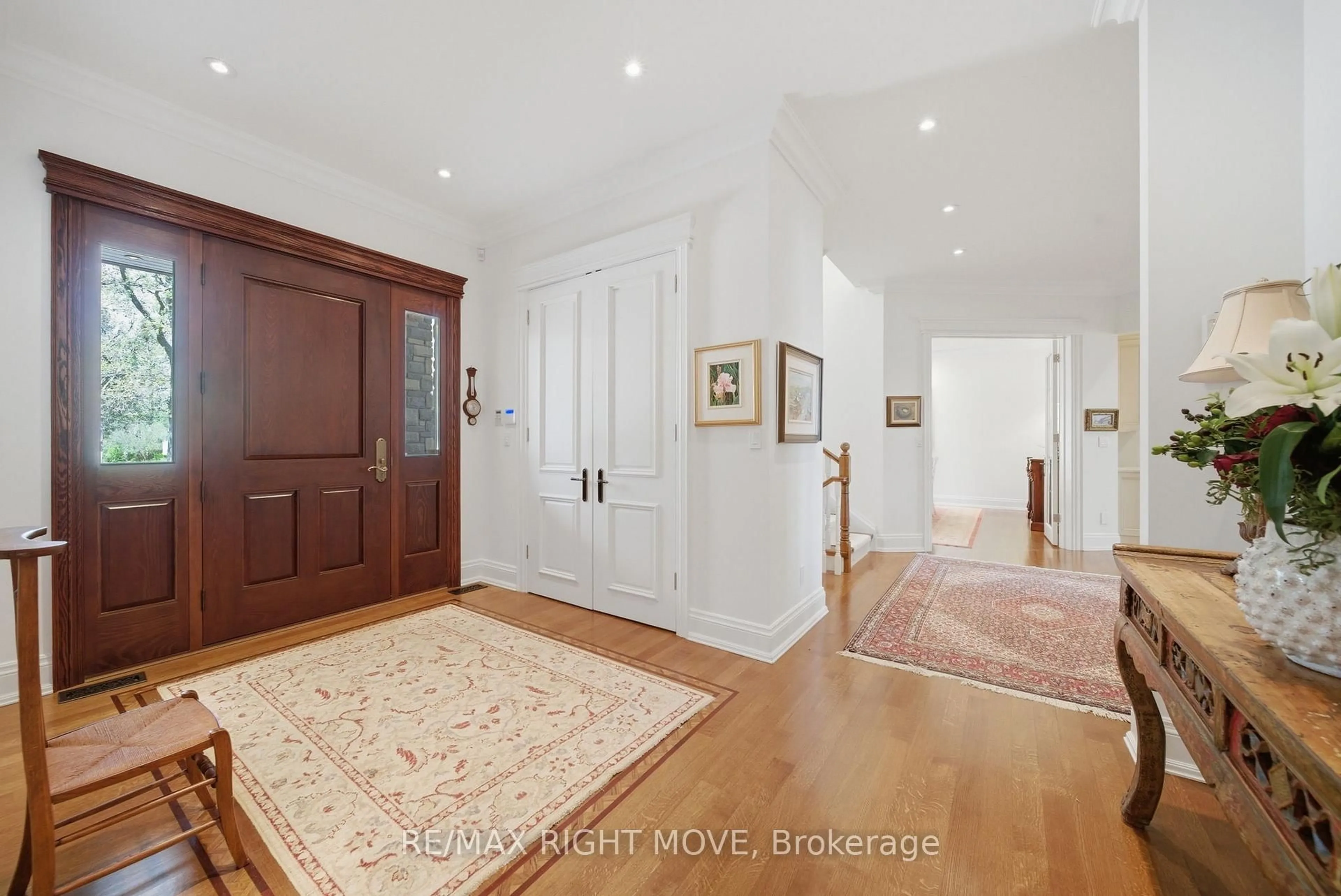 Indoor foyer for 28 Maple Dr, Orillia Ontario L3V 3W2