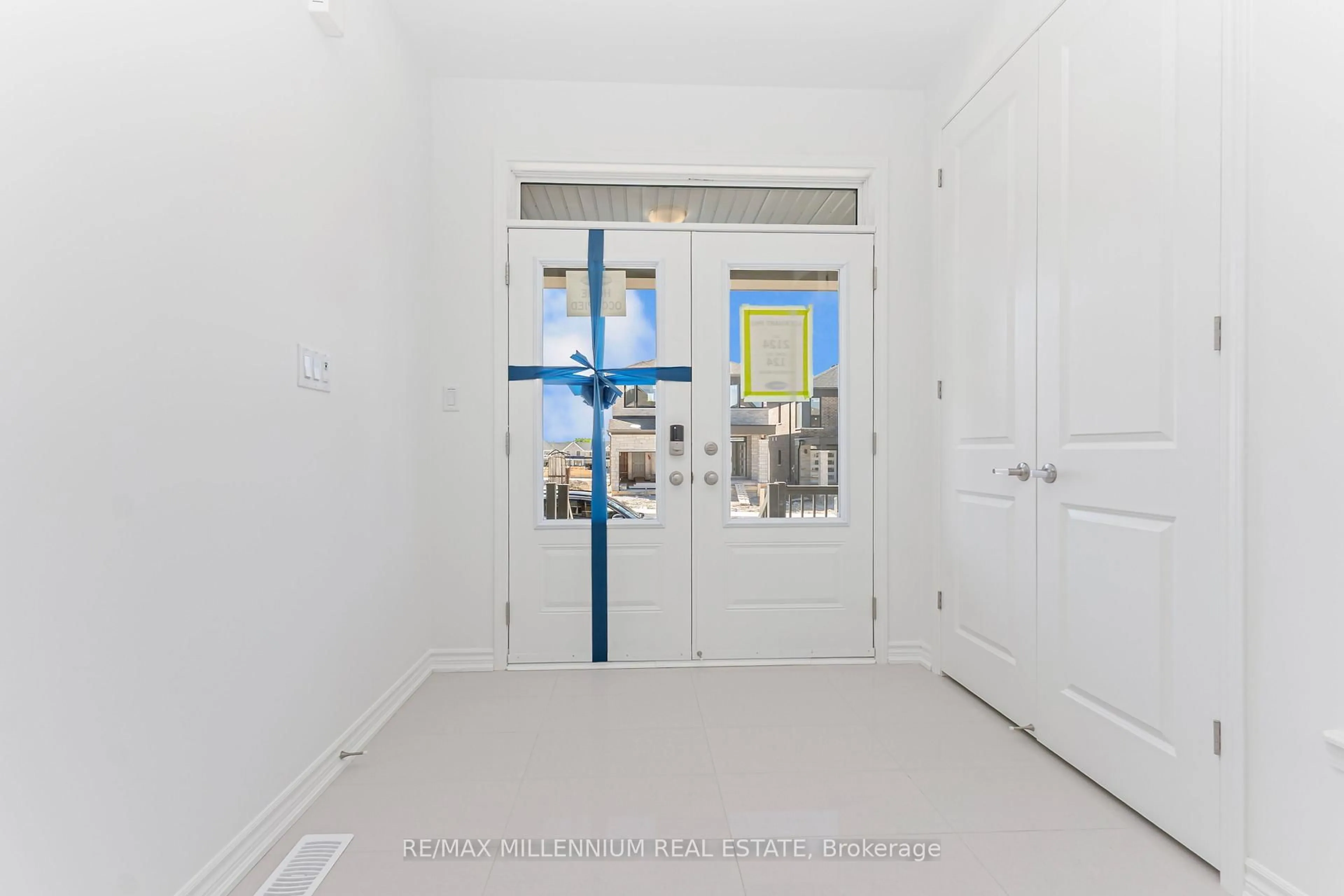 Indoor foyer for 54 Gretzky Ave, Barrie Ontario L9J 1A8