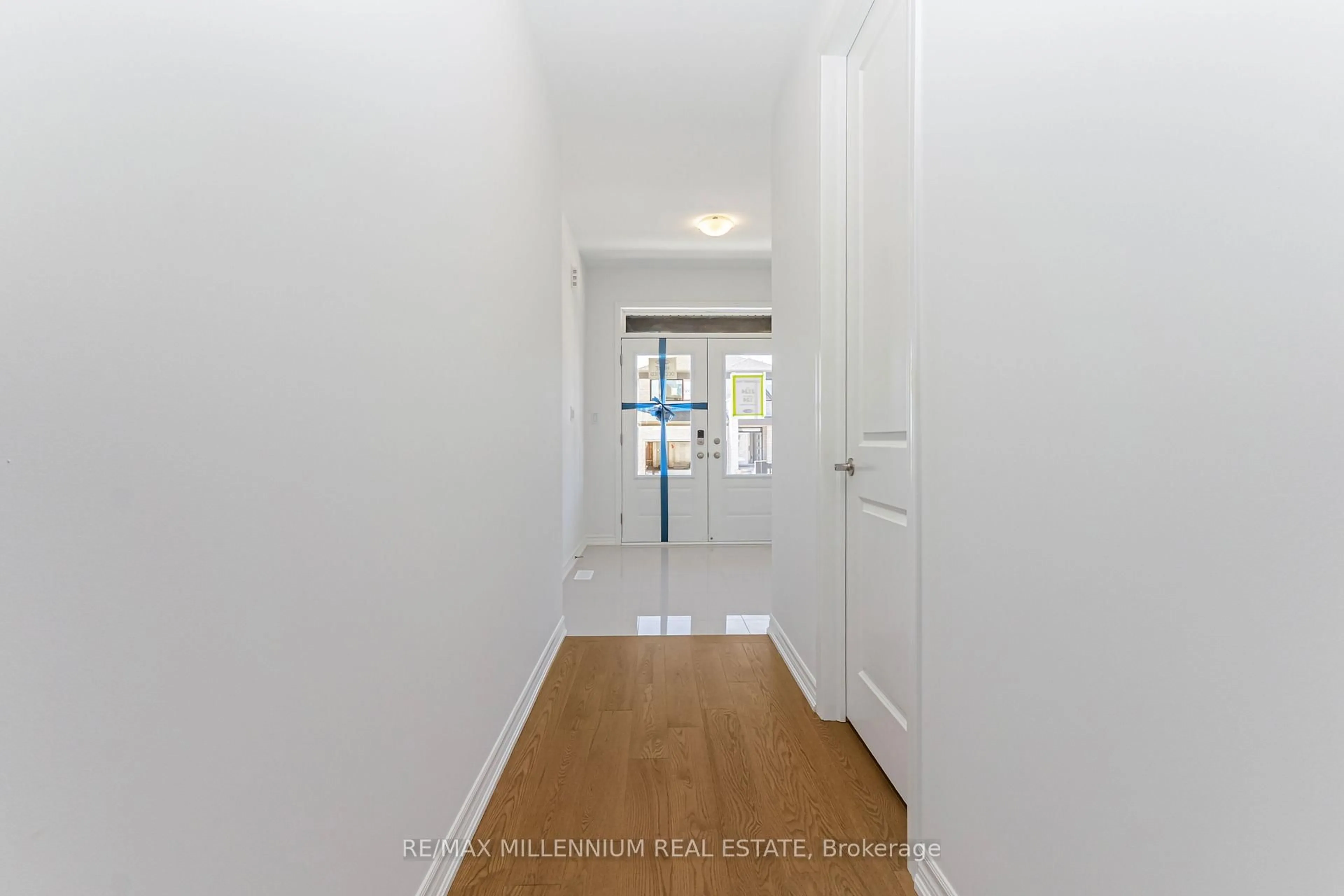 Indoor entryway for 54 Gretzky Ave, Barrie Ontario L9J 1A8