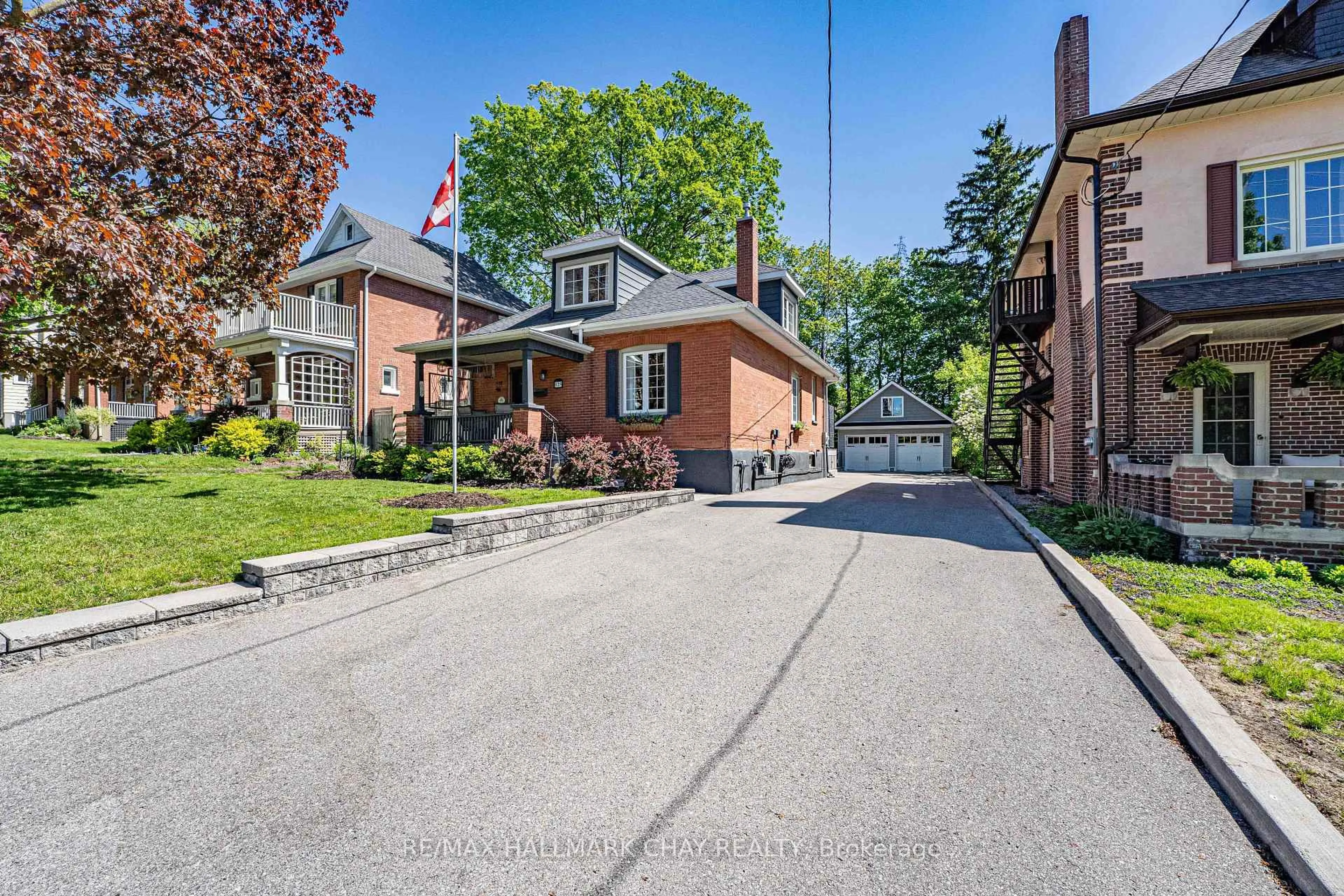 Home with brick exterior material, street for 125 Toronto St, Barrie Ontario L4N 1V3
