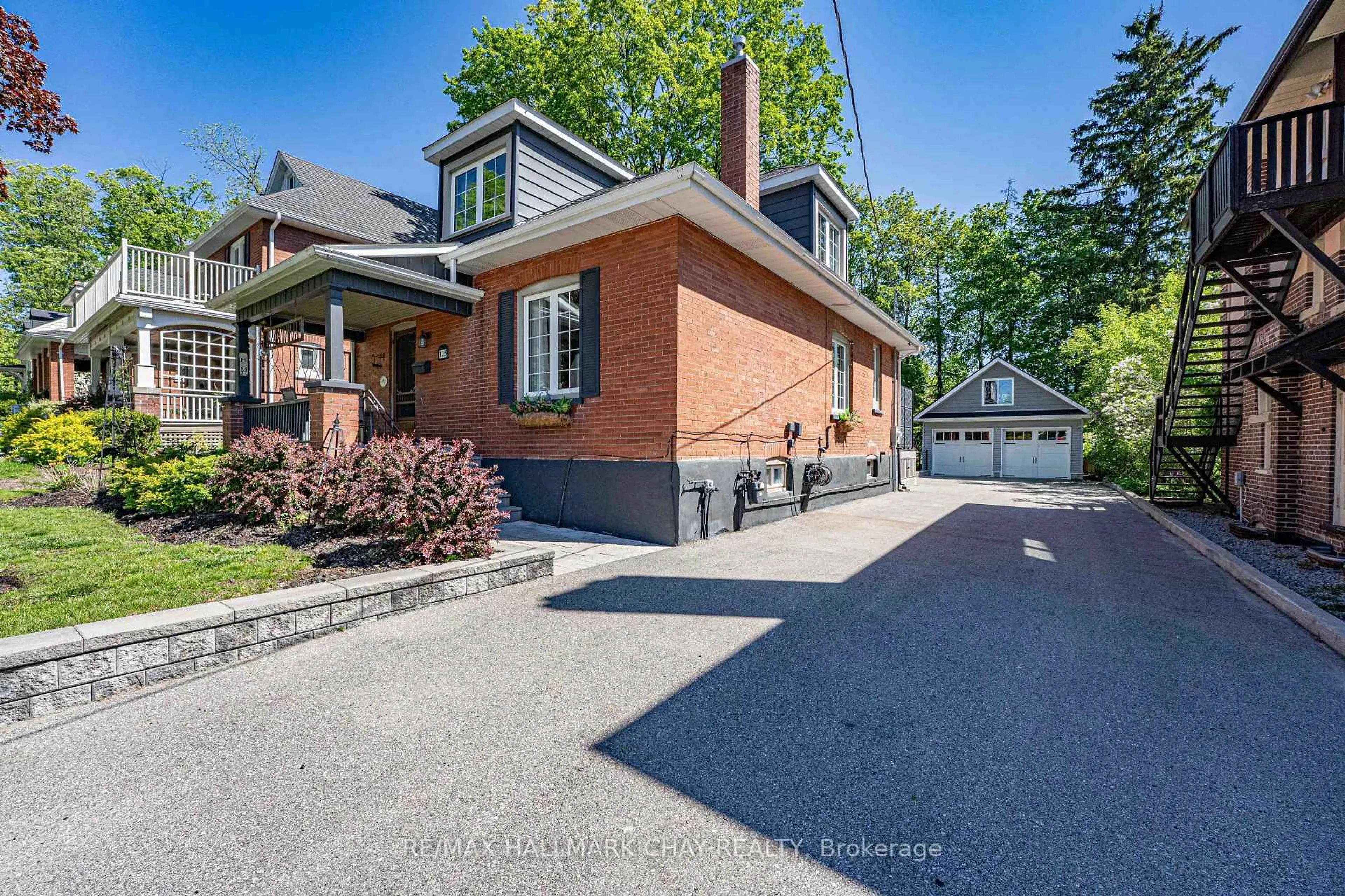 Home with brick exterior material, street for 125 Toronto St, Barrie Ontario L4N 1V3