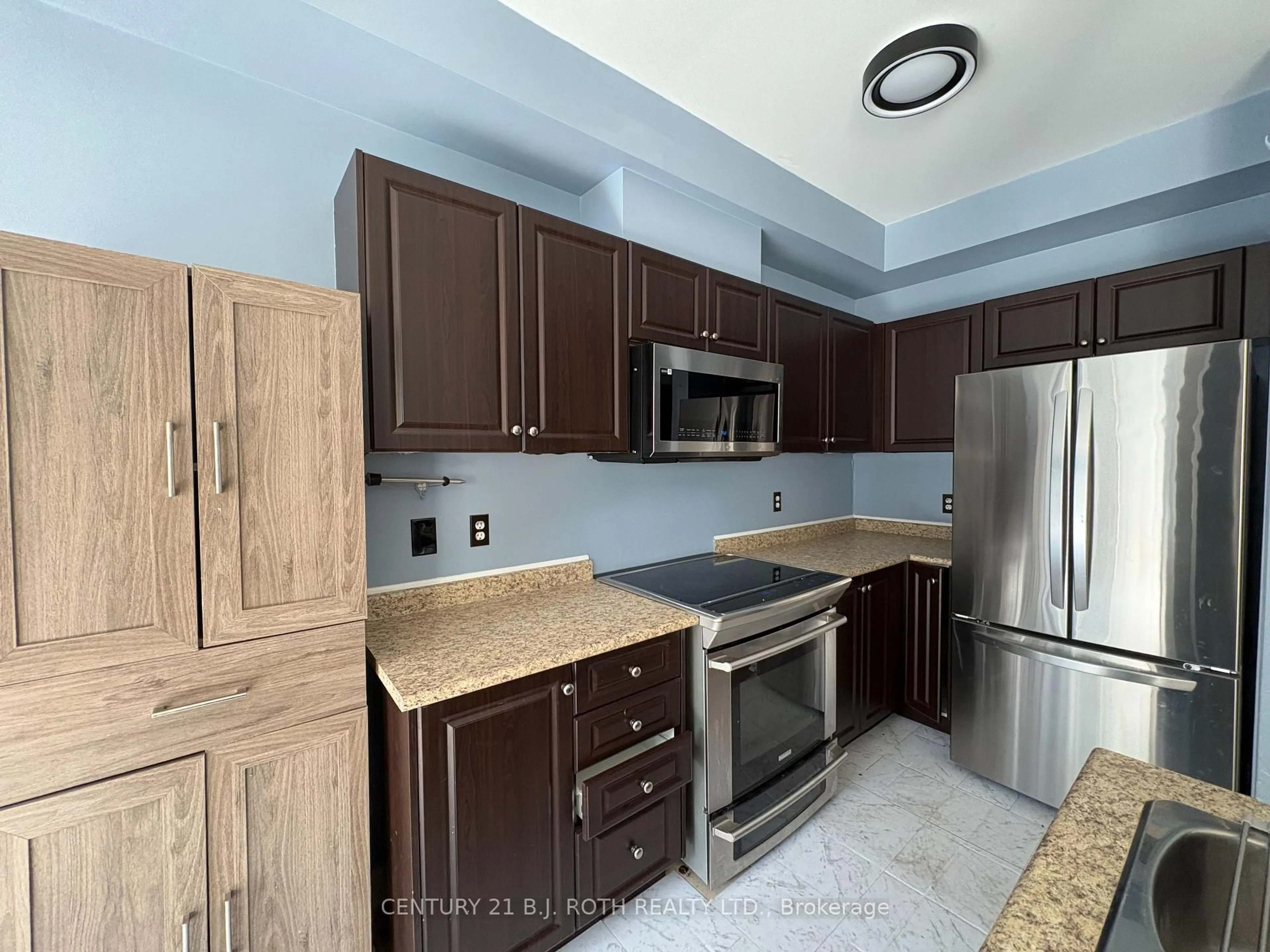 Standard kitchen, ceramic/tile floor for 120 Stanley St, Barrie Ontario L4M 6V5