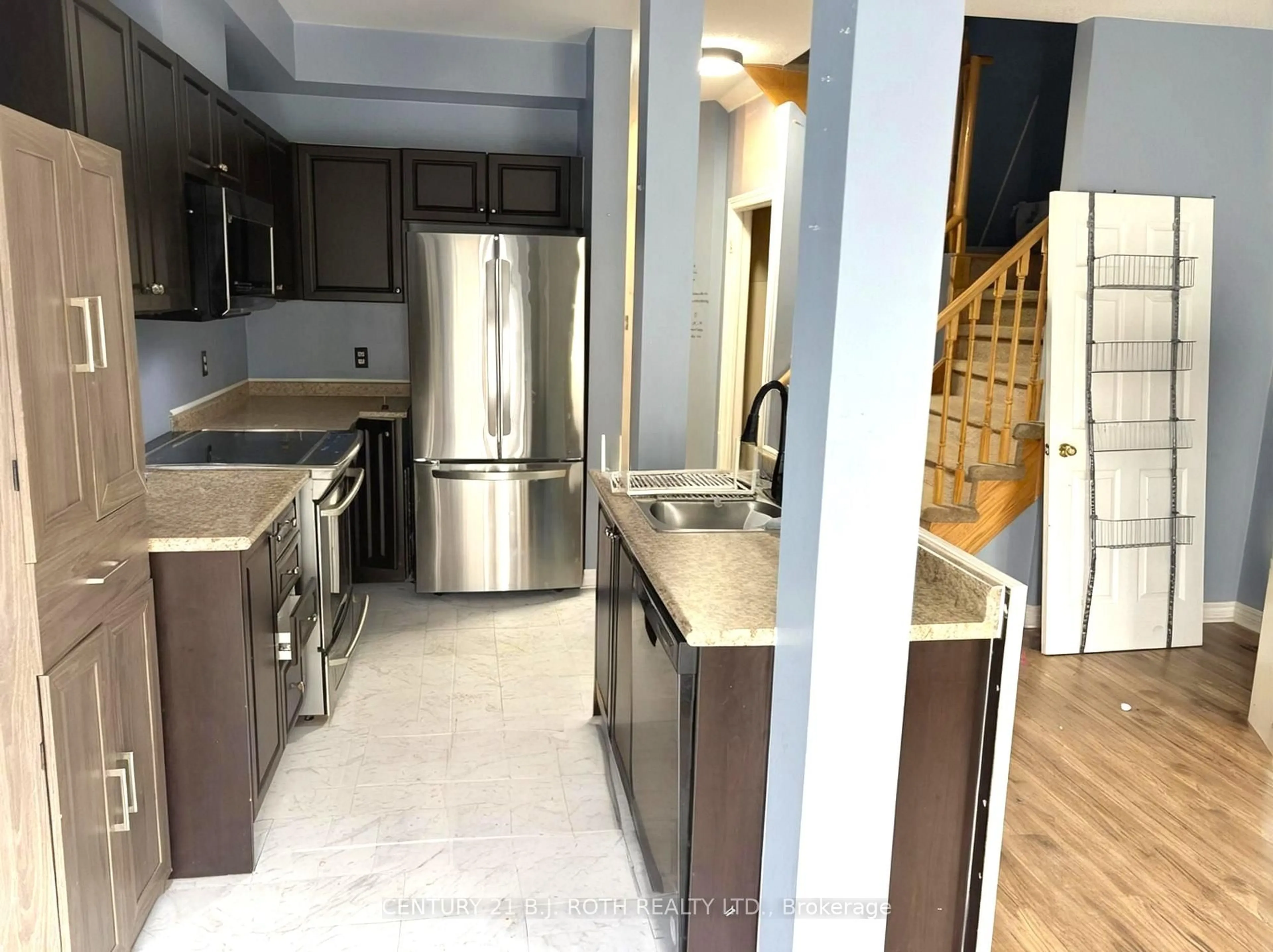 Open concept kitchen, ceramic/tile floor for 120 Stanley St, Barrie Ontario L4M 6V5