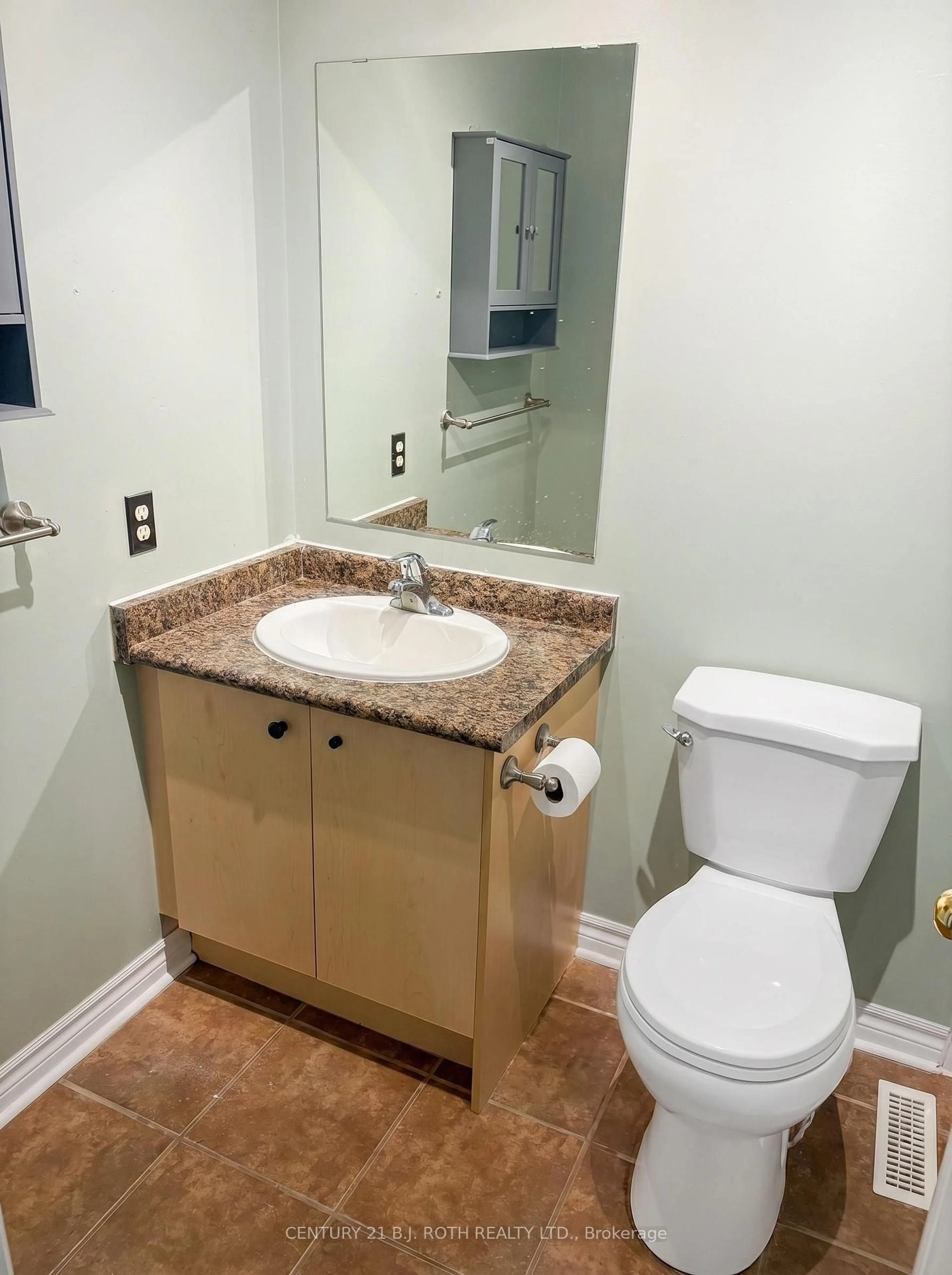 Standard bathroom, ceramic/tile floor for 120 Stanley St, Barrie Ontario L4M 6V5