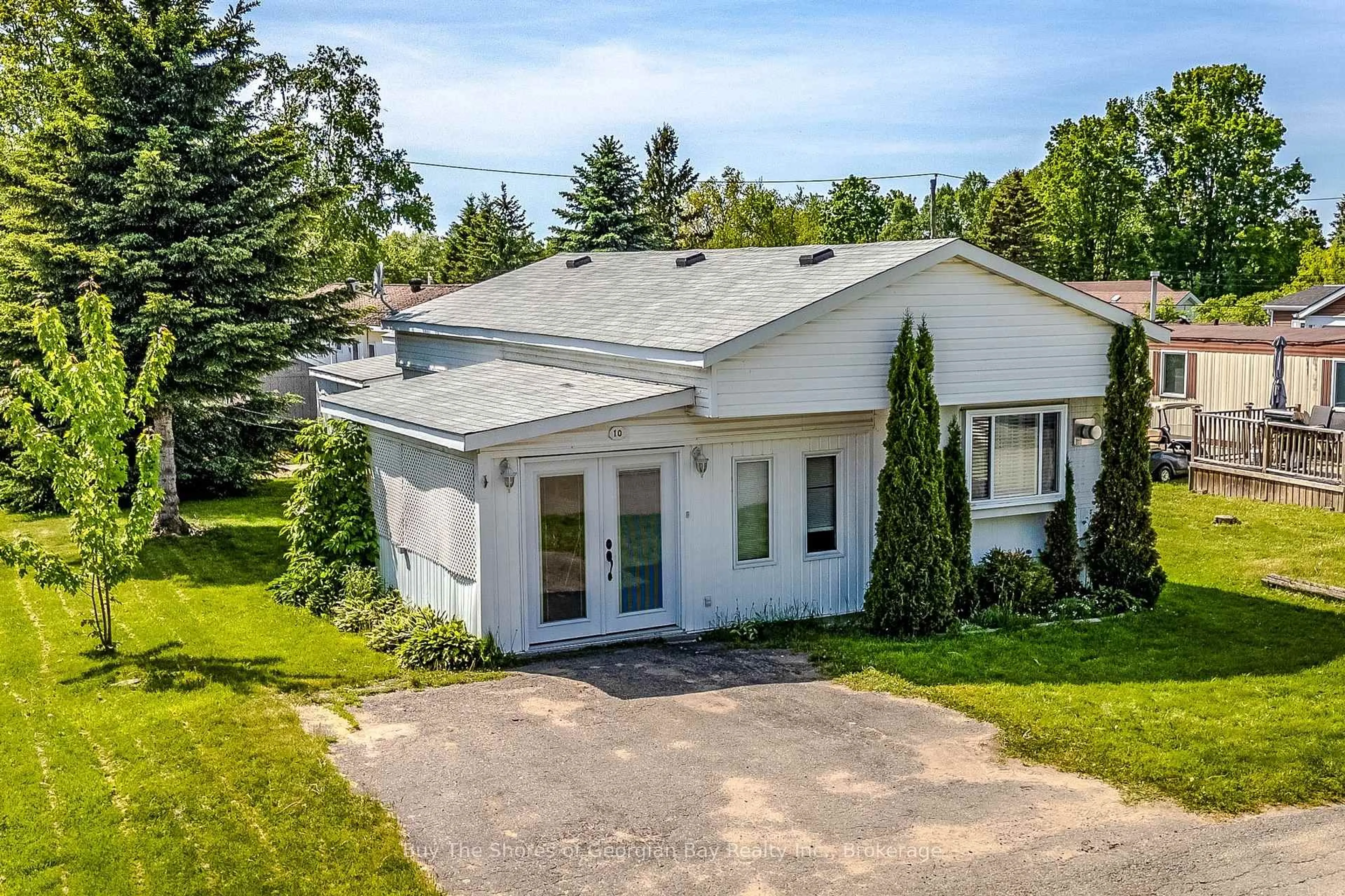 A pic from outside/outdoor area/front of a property/back of a property/a pic from drone, unknown for 10 Maple Lane, Midland Ontario L4R 0B9