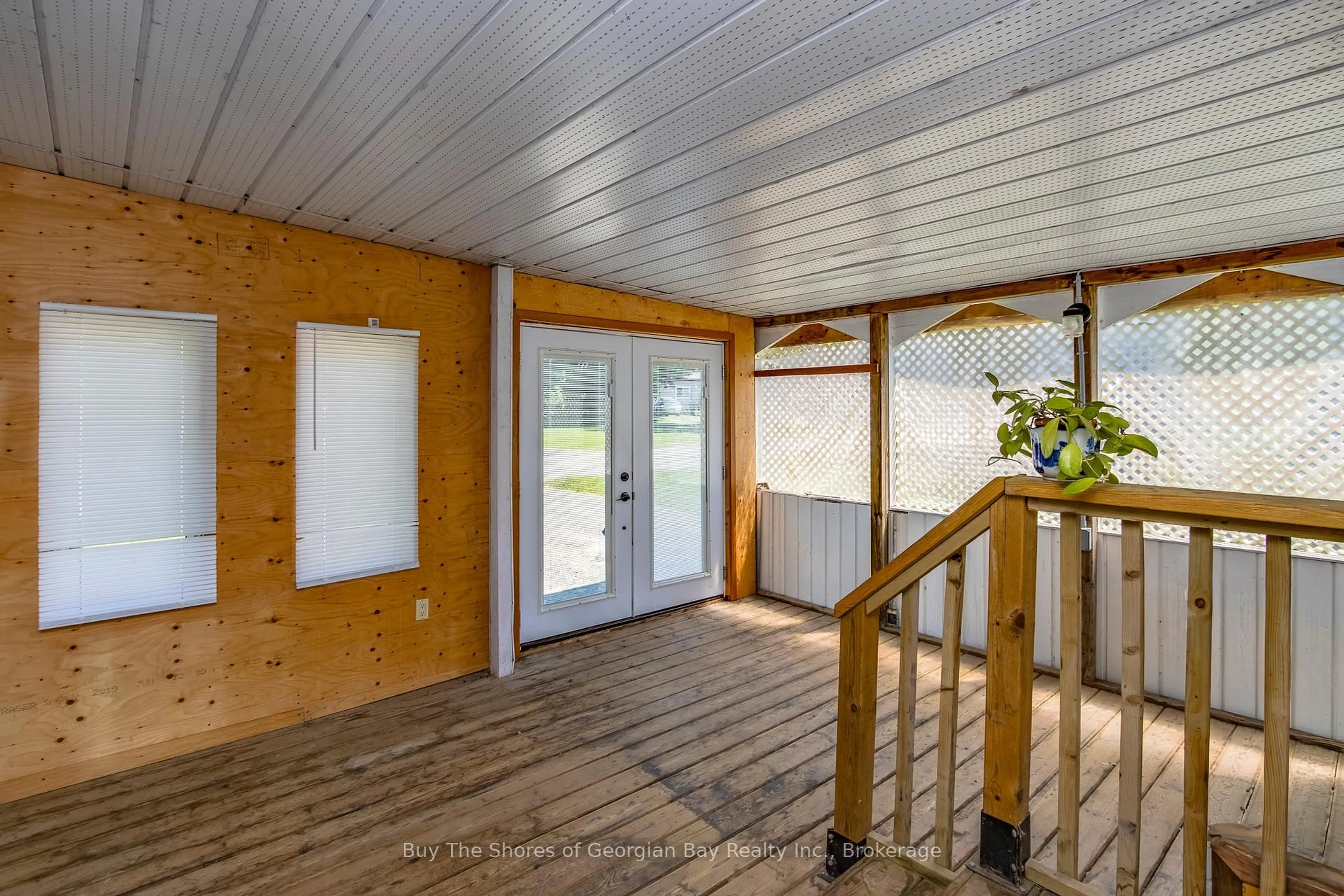 Indoor entryway for 10 Maple Lane, Midland Ontario L4R 0B9