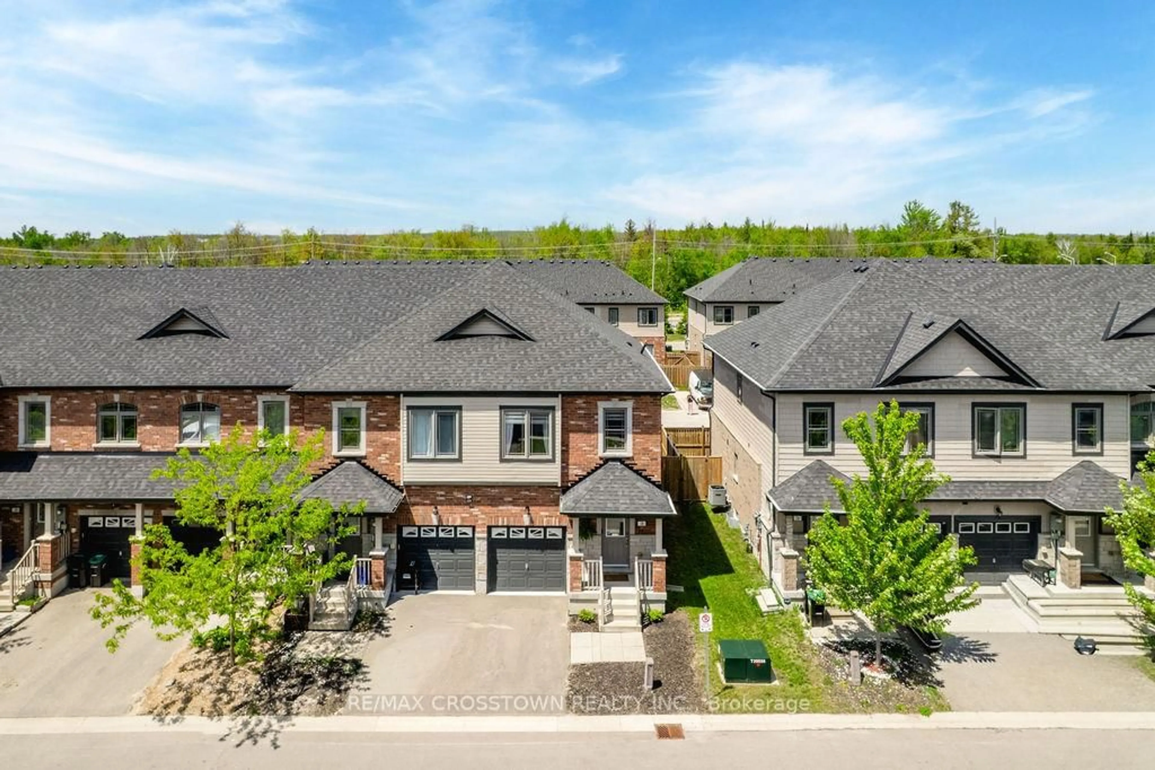 A pic from outside/outdoor area/front of a property/back of a property/a pic from drone, street for 18 Deneb St, Barrie Ontario L4M 0K6