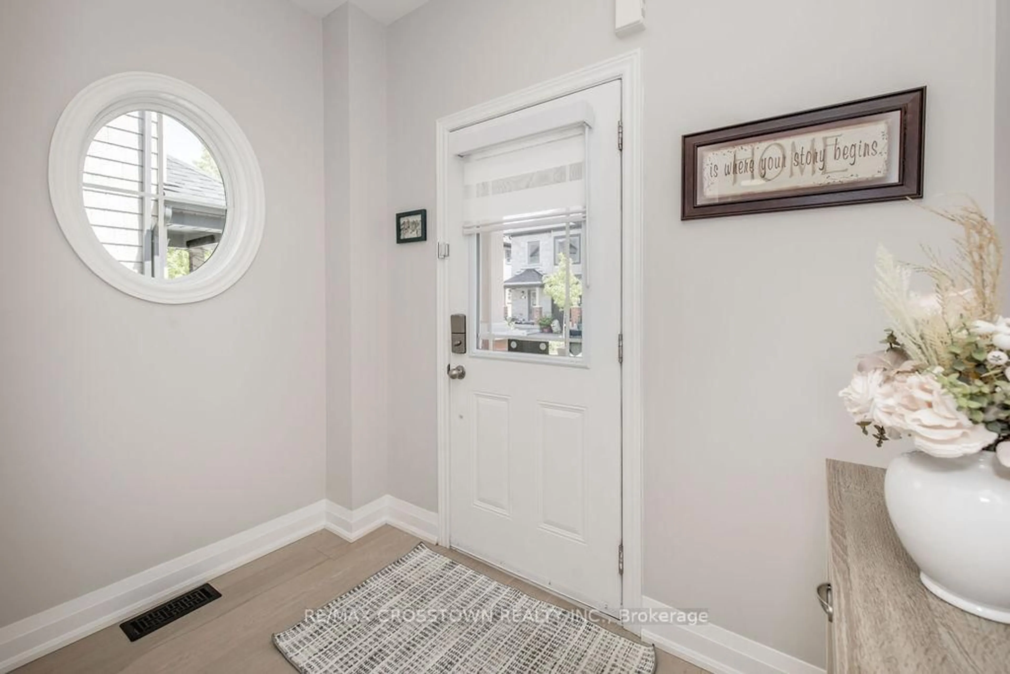 Indoor entryway for 18 Deneb St, Barrie Ontario L4M 0K6