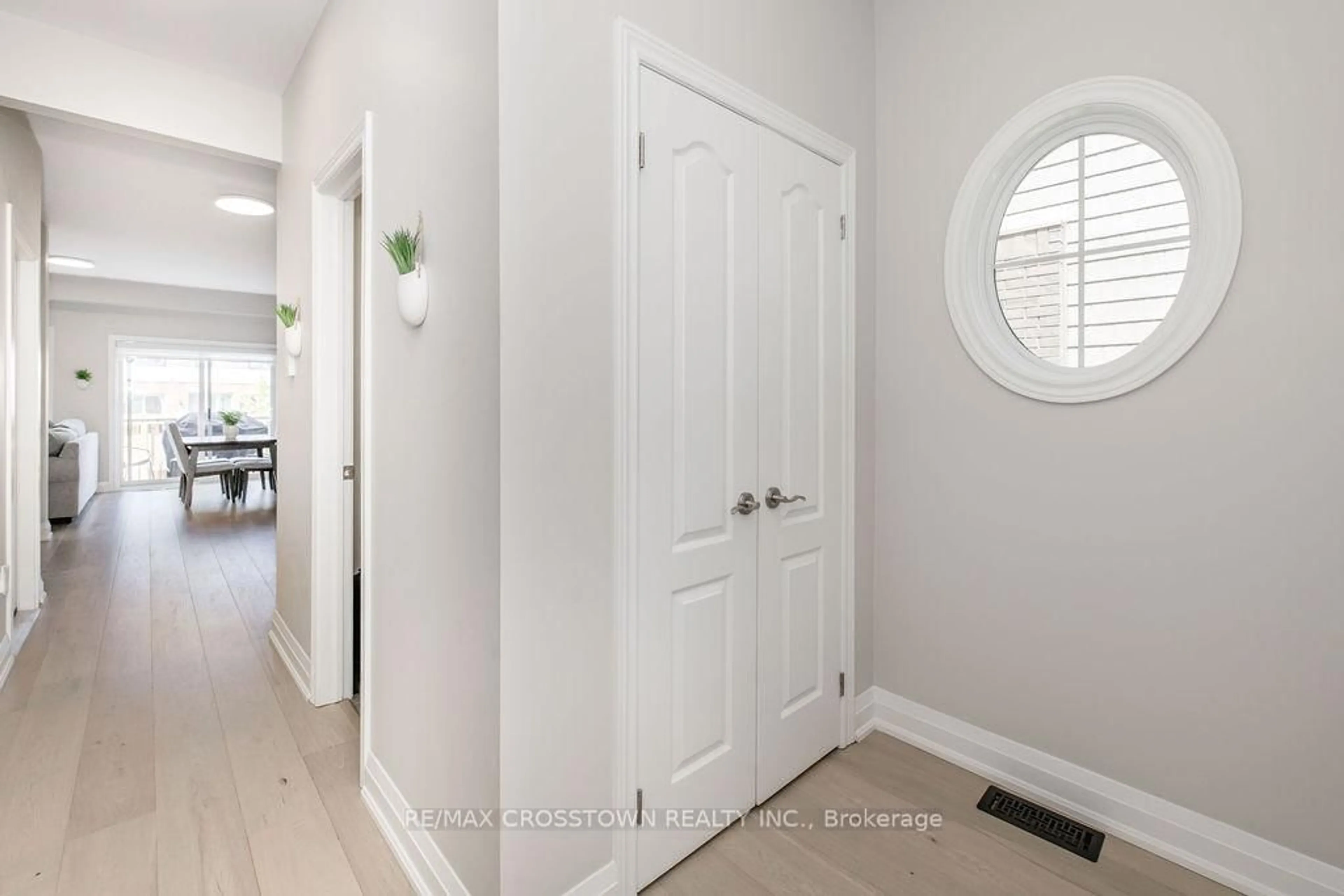 Indoor entryway for 18 Deneb St, Barrie Ontario L4M 0K6