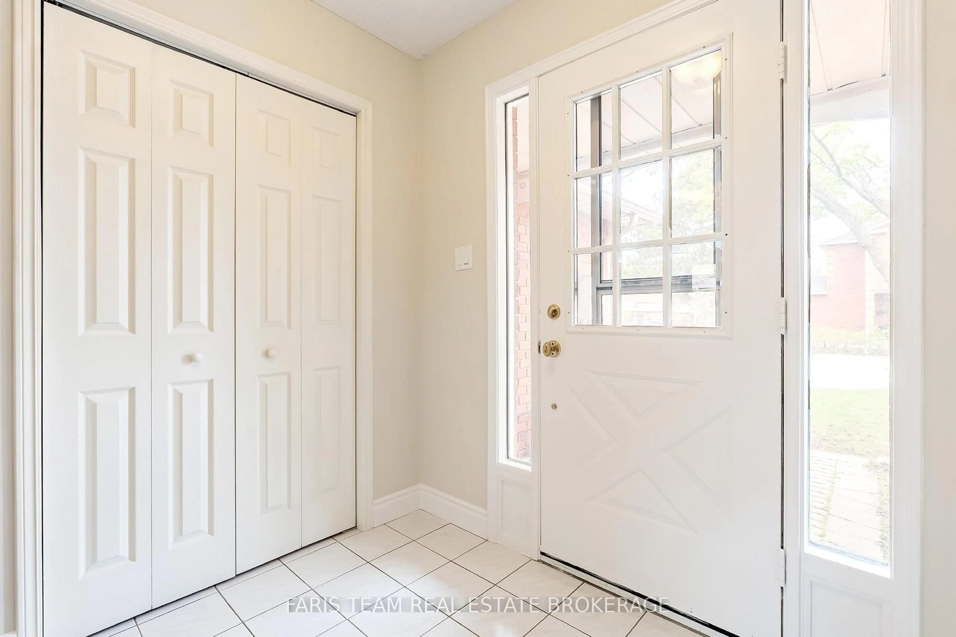 Indoor entryway for 165 Kozlov St #64, Barrie Ontario L4N 7M7