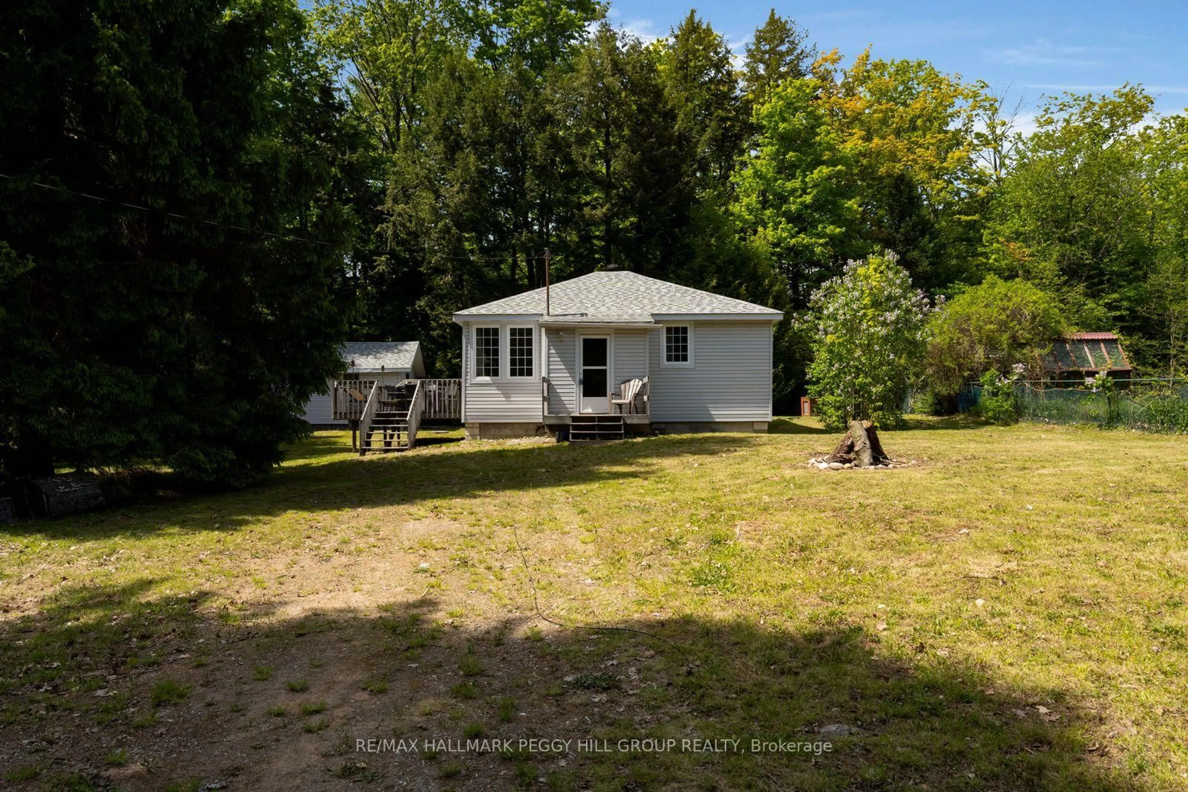 A pic from outside/outdoor area/front of a property/back of a property/a pic from drone, unknown for 16 Susan Crt, Tiny Ontario L0L 2J0