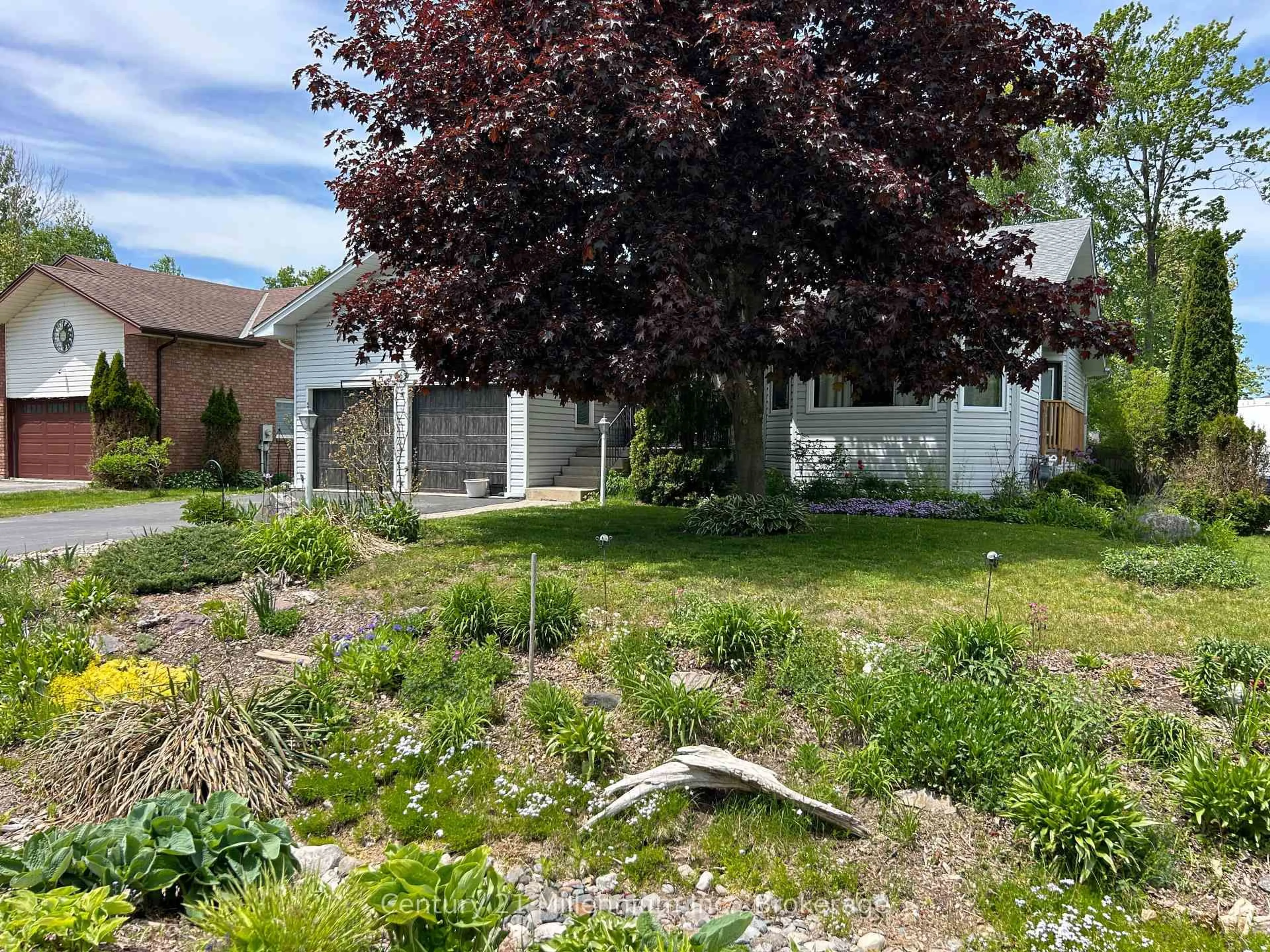 A pic from outside/outdoor area/front of a property/back of a property/a pic from drone, street for 6 Royal Beech Dr, Wasaga Beach Ontario L9Z 1H1