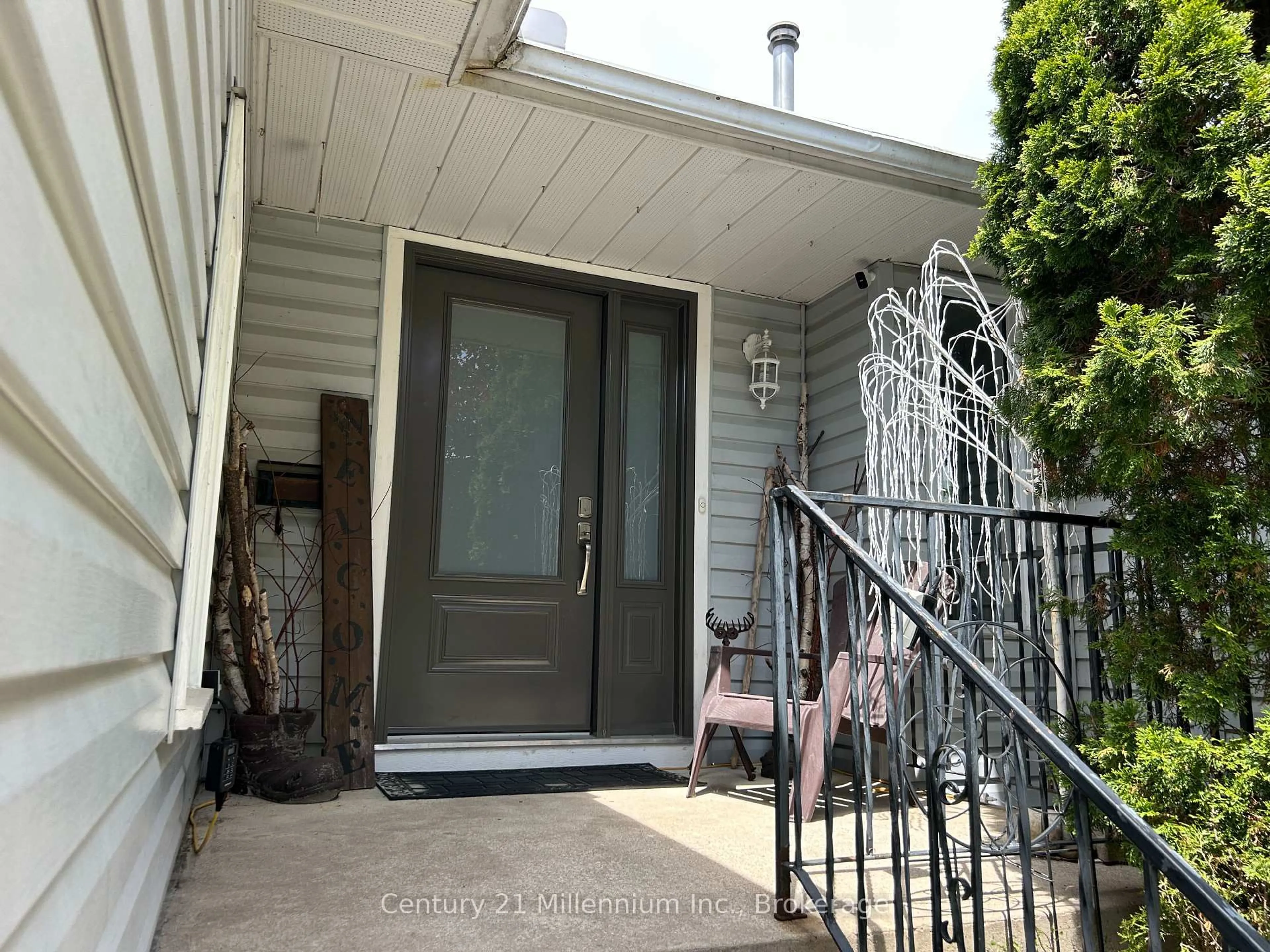 Indoor entryway for 6 Royal Beech Dr, Wasaga Beach Ontario L9Z 1H1