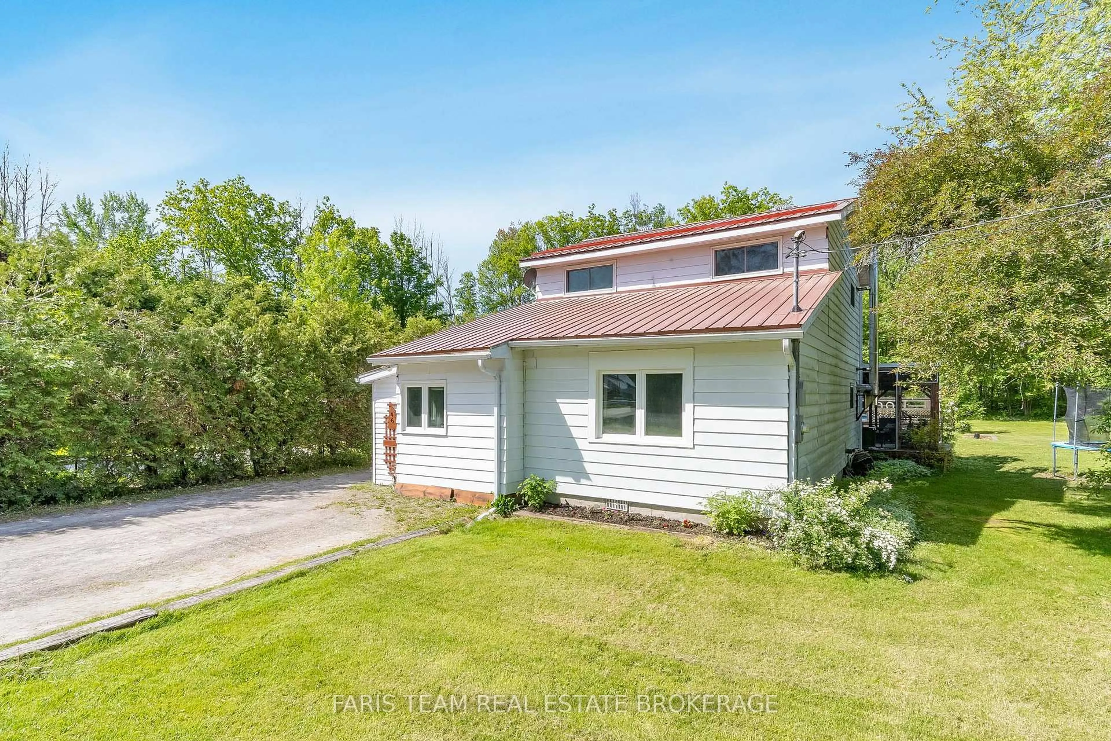 A pic from outside/outdoor area/front of a property/back of a property/a pic from drone, street for 46 Hearthstone Dr, Tay Ontario L0K 2C0