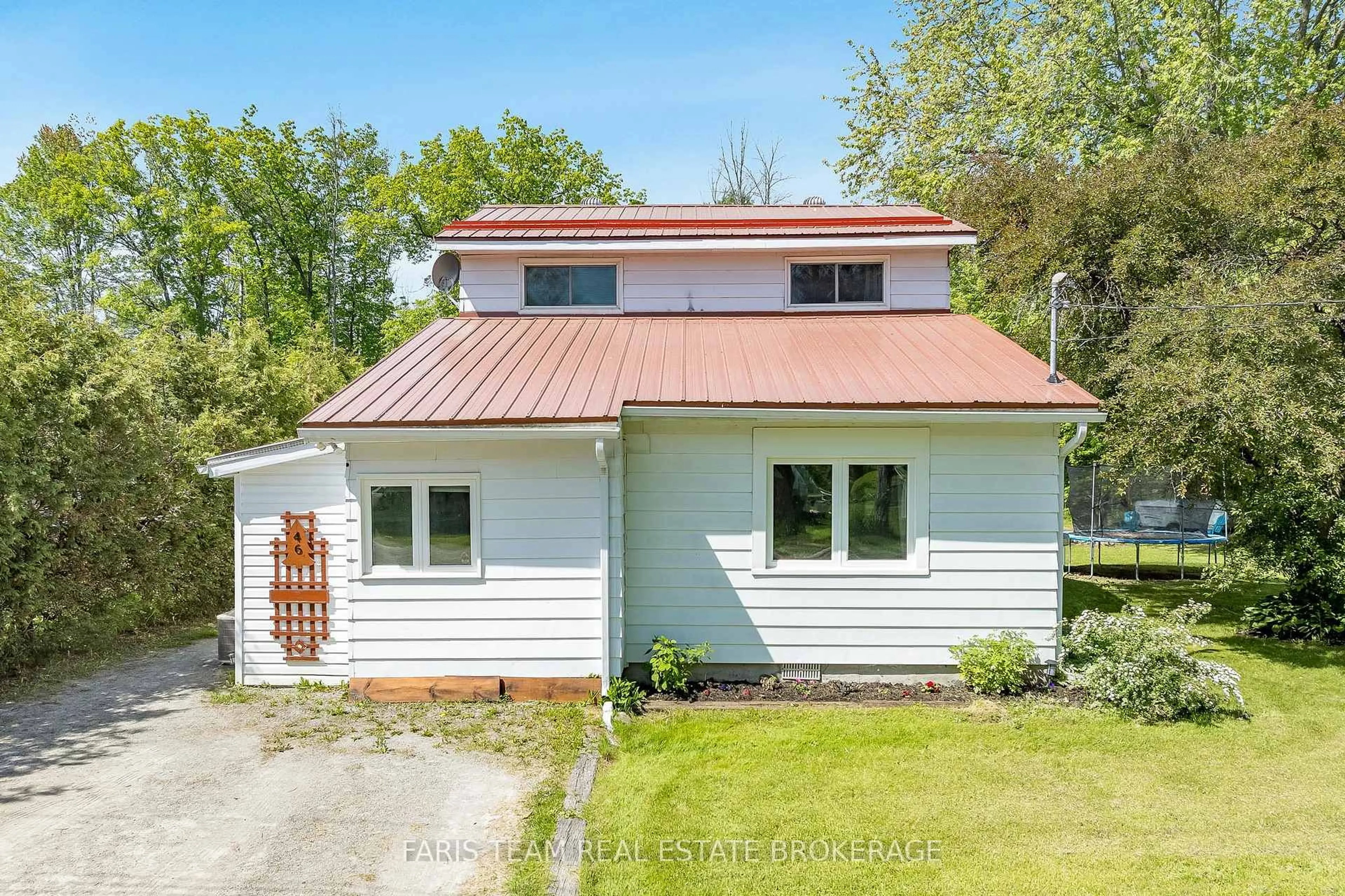 A pic from outside/outdoor area/front of a property/back of a property/a pic from drone, building for 46 Hearthstone Dr, Tay Ontario L0K 2C0