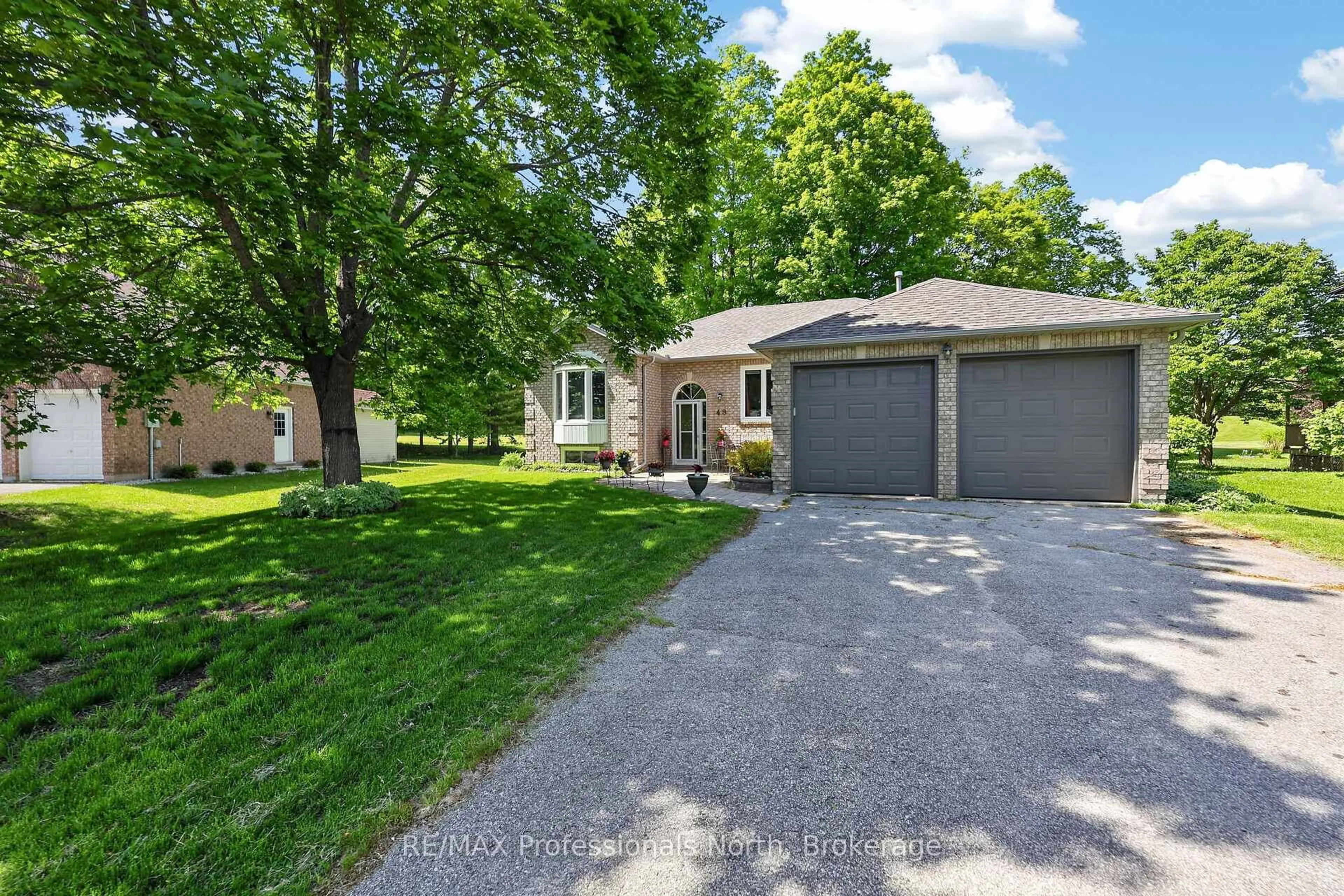 A pic from outside/outdoor area/front of a property/back of a property/a pic from drone, street for 48 Fairway Cres, Wasaga Beach Ontario L9Z 1B8
