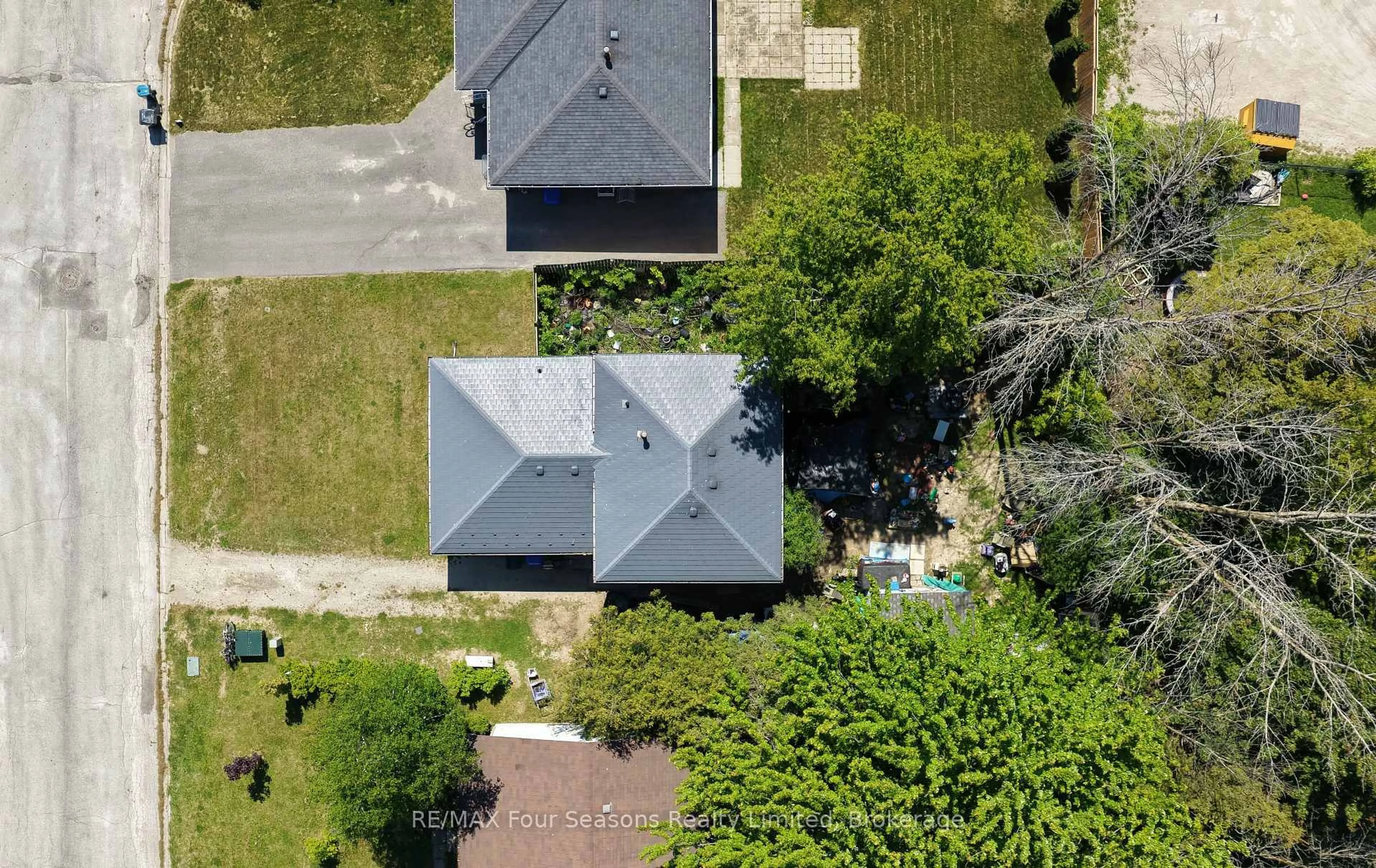 A pic from outside/outdoor area/front of a property/back of a property/a pic from drone, street for 10 Rhonda Rd, Collingwood Ontario L9Y 4G4