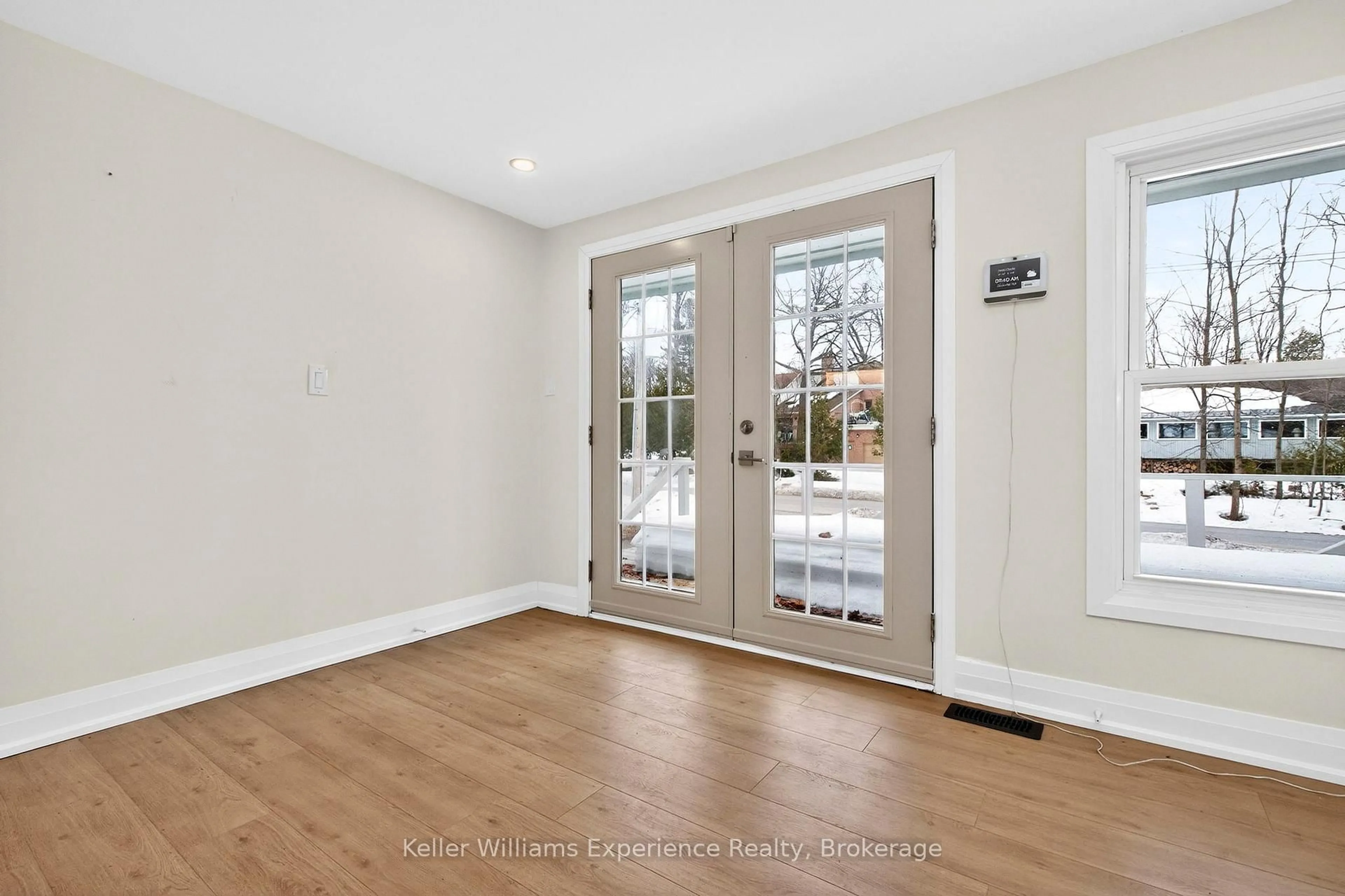 Indoor entryway for 29 Nida Dr, Tiny Ontario L9M 0B3