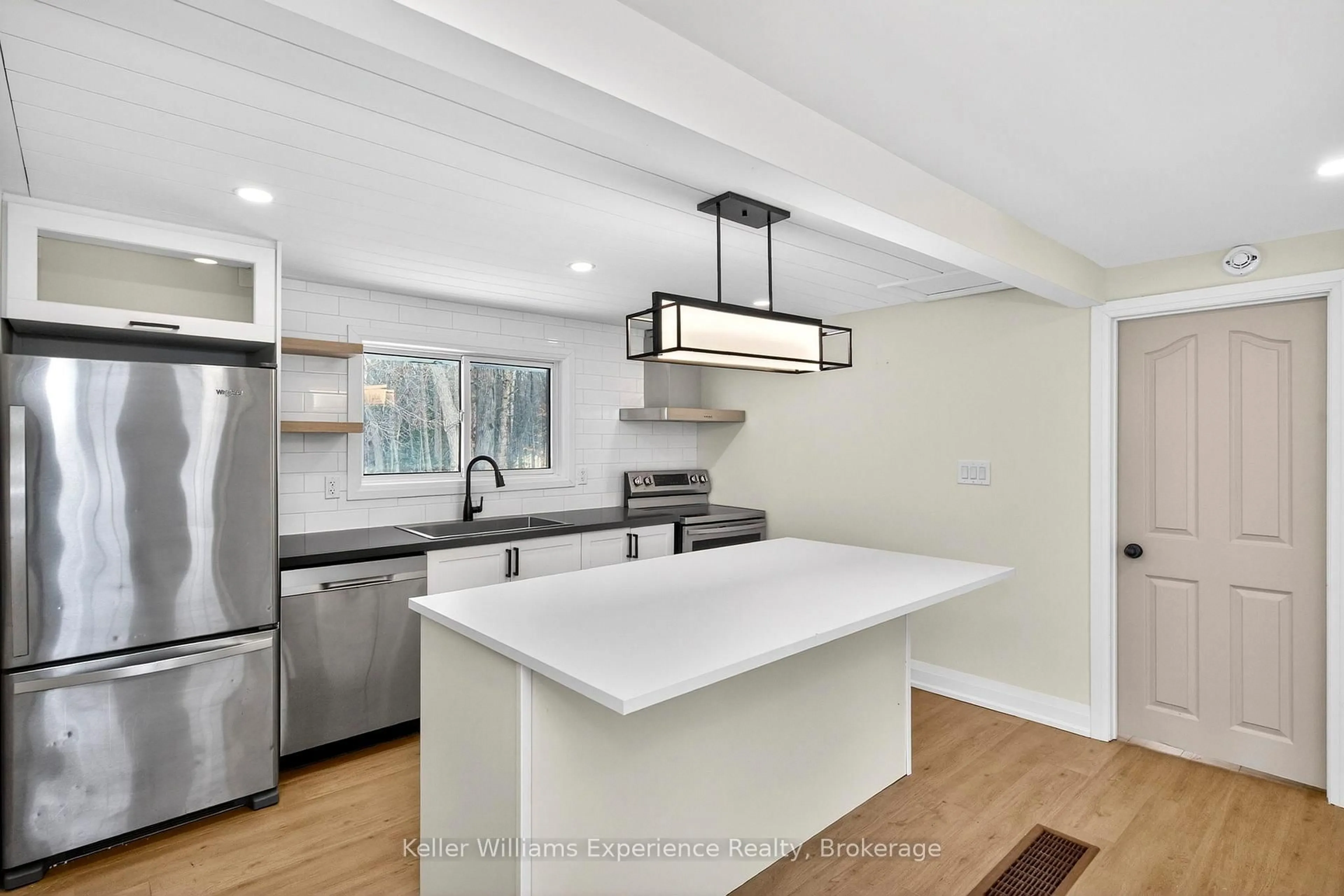 Open concept kitchen, ceramic/tile floor for 29 Nida Dr, Tiny Ontario L9M 0B3