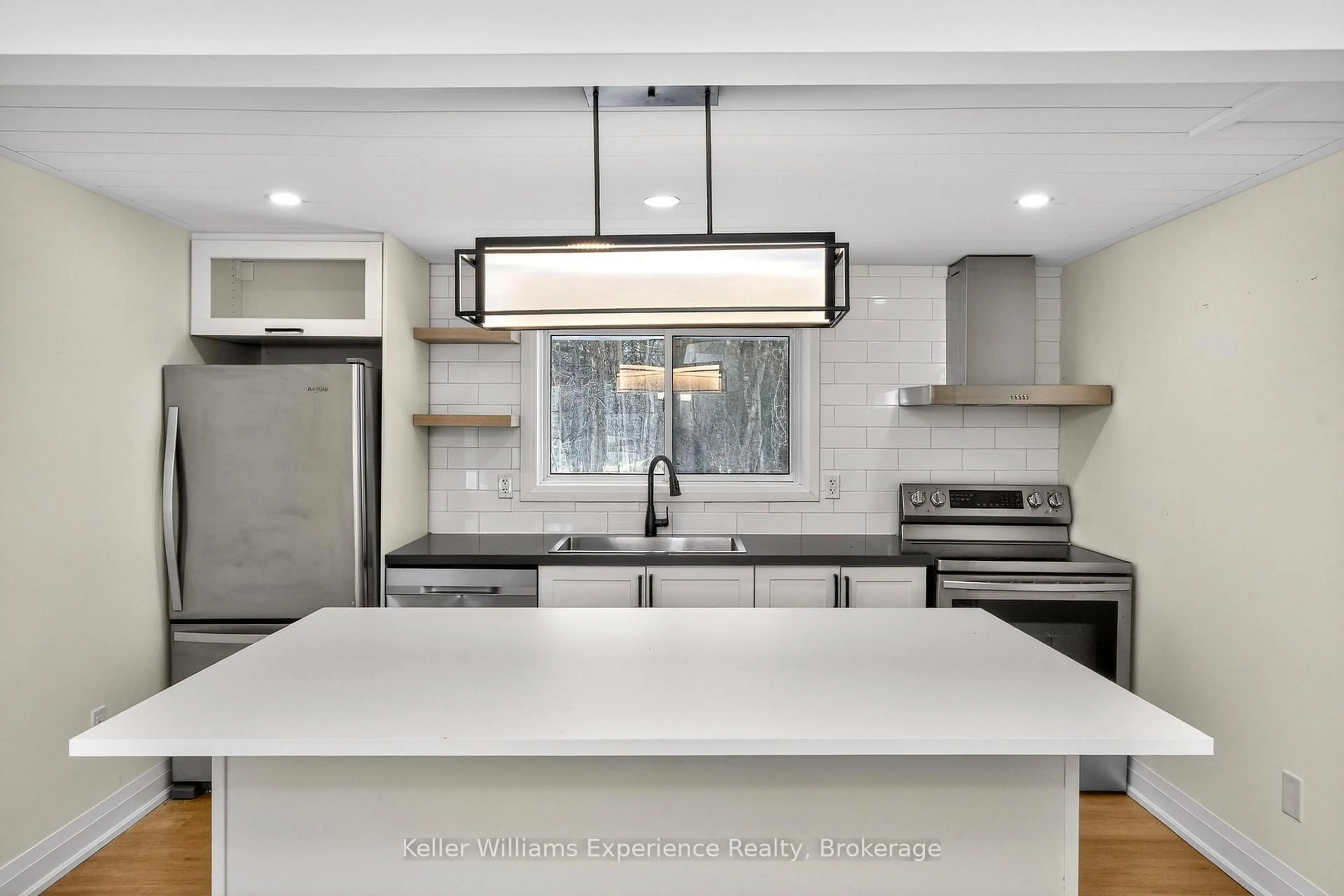 Open concept kitchen, ceramic/tile floor for 29 Nida Dr, Tiny Ontario L9M 0B3