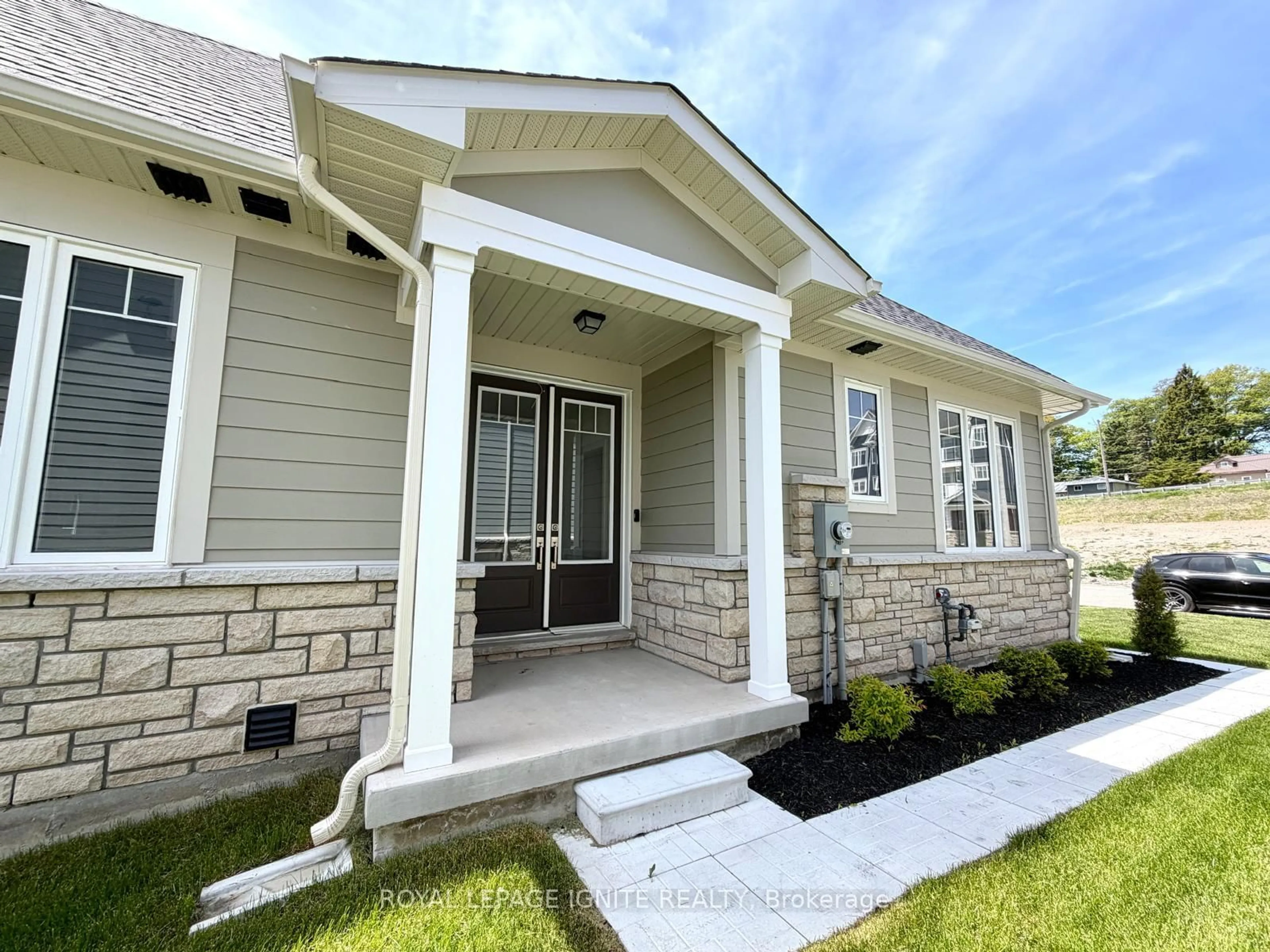 Home with vinyl exterior material, street for 535 Hudson Cres, Midland Ontario L4R 0J2